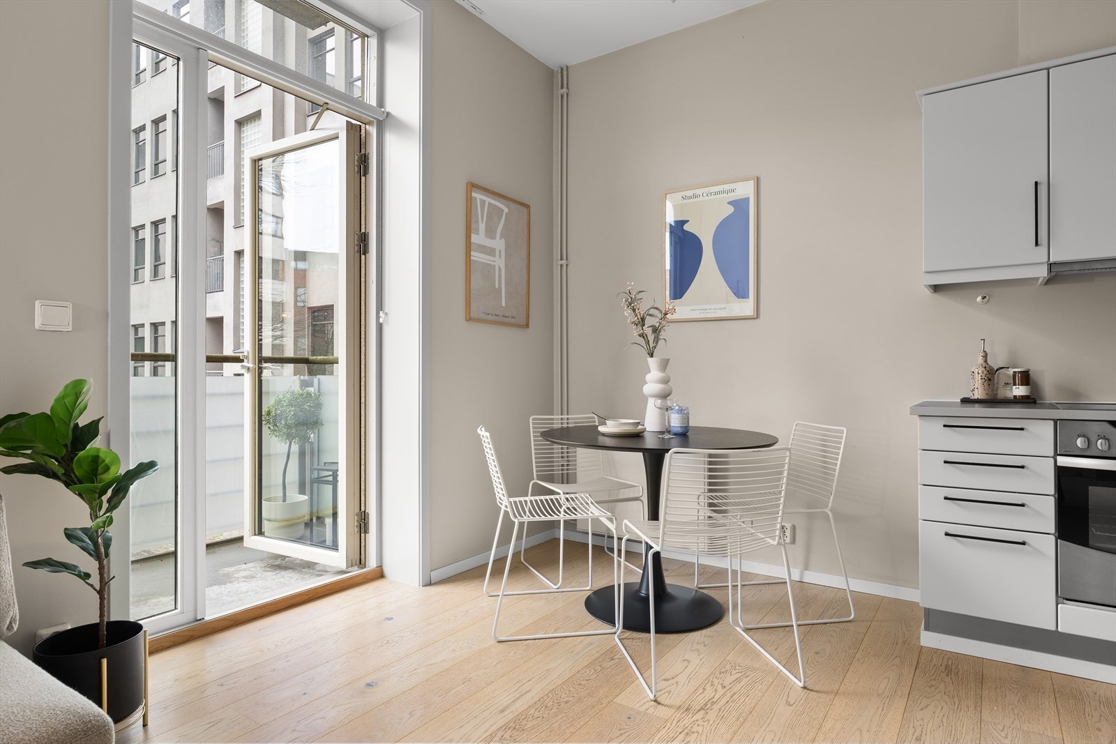 Utgang til balkong fra stuen. Galleribilde