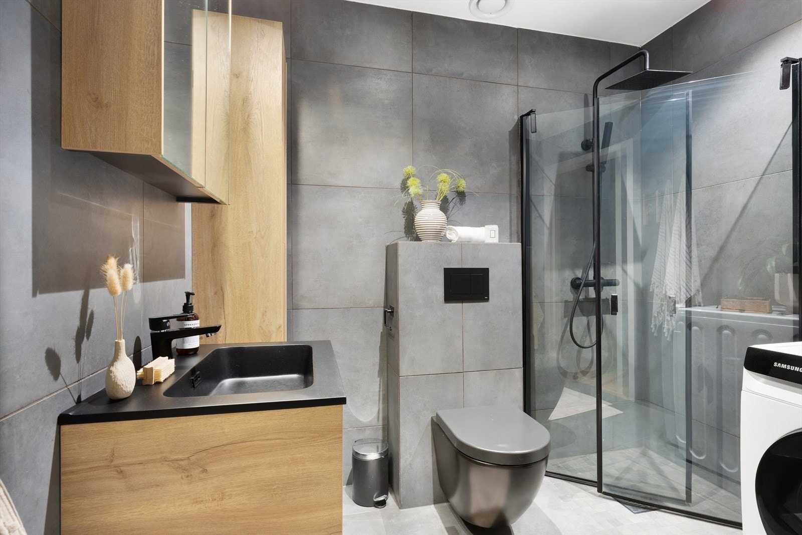 Flislagt baderom fra 2002 med varme i gulvet. Baderommmet er oppusset med flis på flis i 2022. Galleribilde