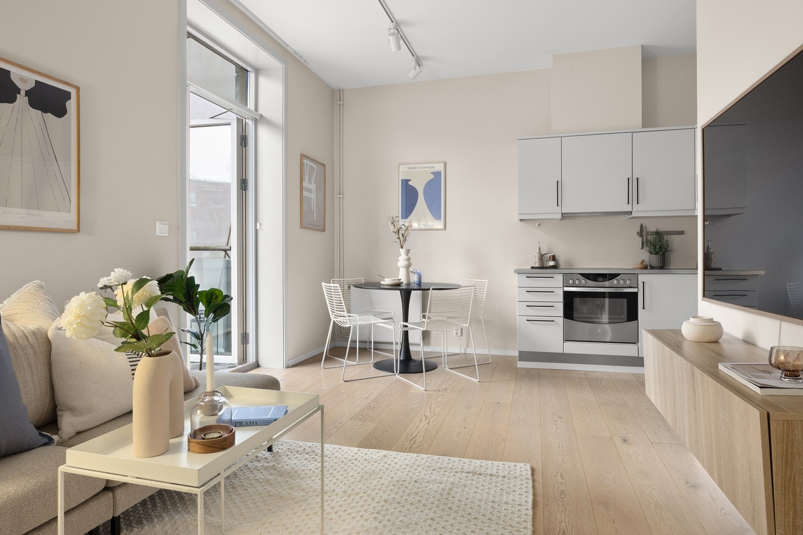 Leiligheten har en generøs takhøyde. Galleribilde