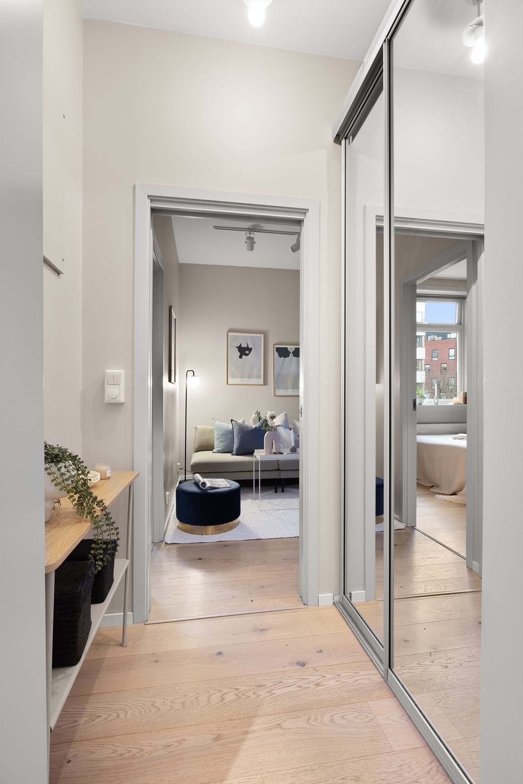 God plass til sko og yttertøy i skyvedørsgarderobe med speildører. Galleribilde