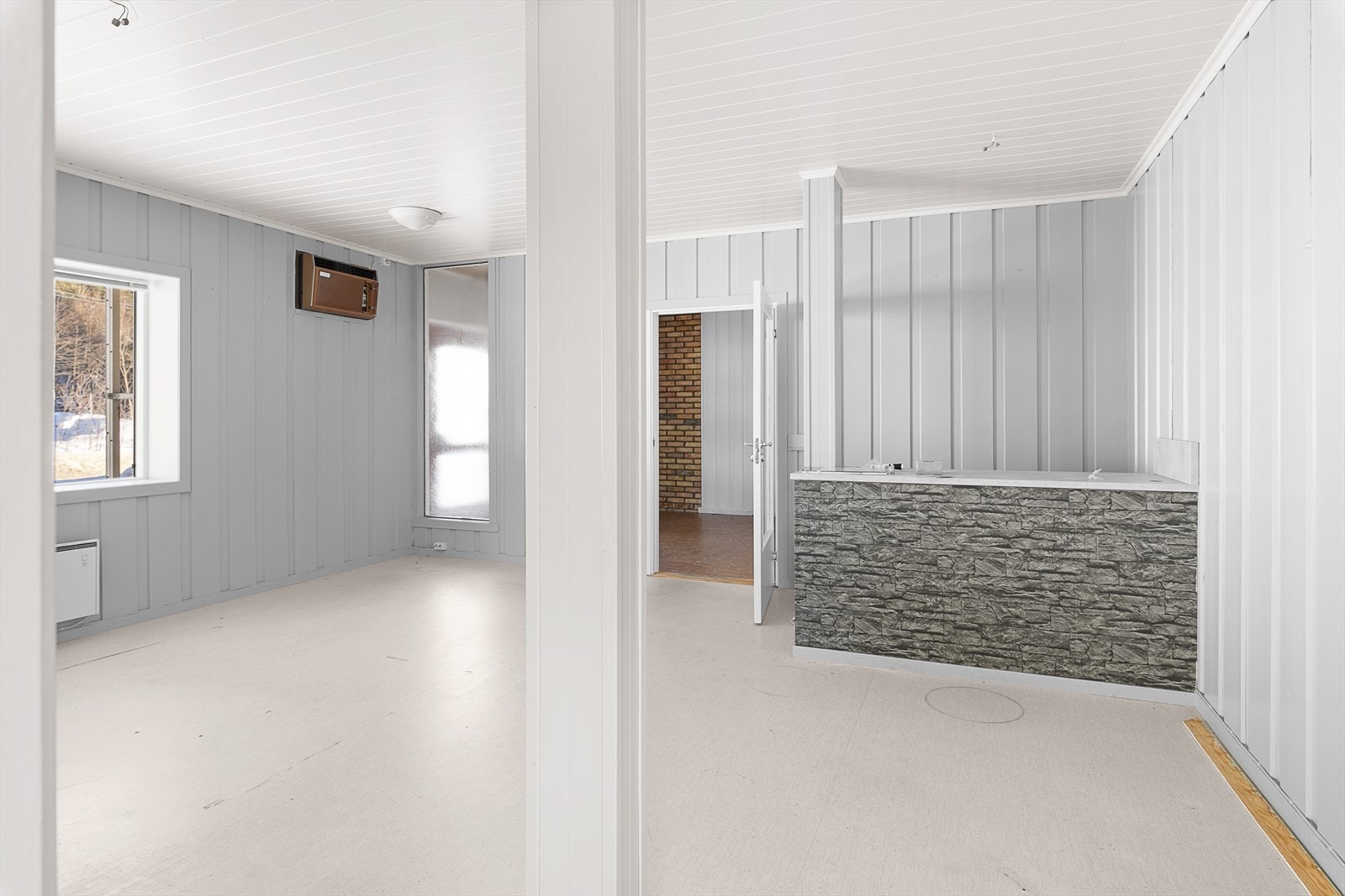 Et lyst disponibelt rom som som har entre fra inngangspartiet Galleribilde