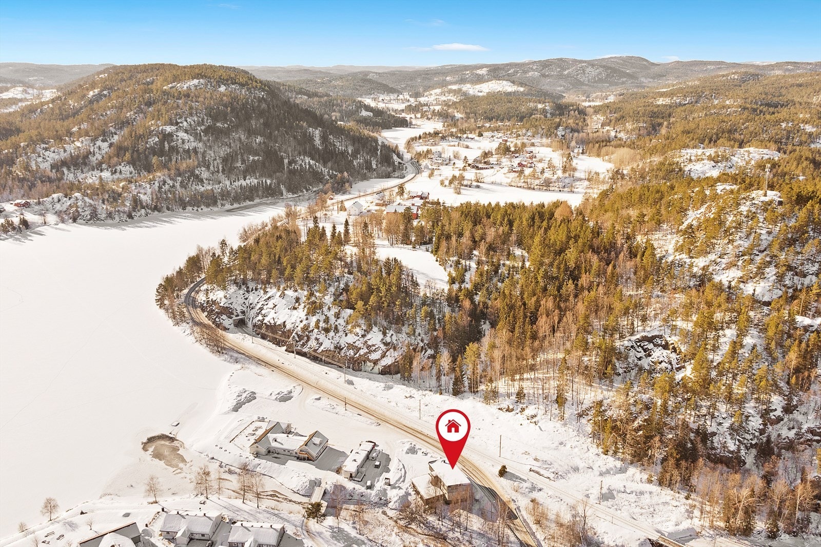 Eiendommen ligger på Neslandsvatn i Drangedal kommune, med flott beliggenhet og god eksponering mot Krokenveien. Galleribilde