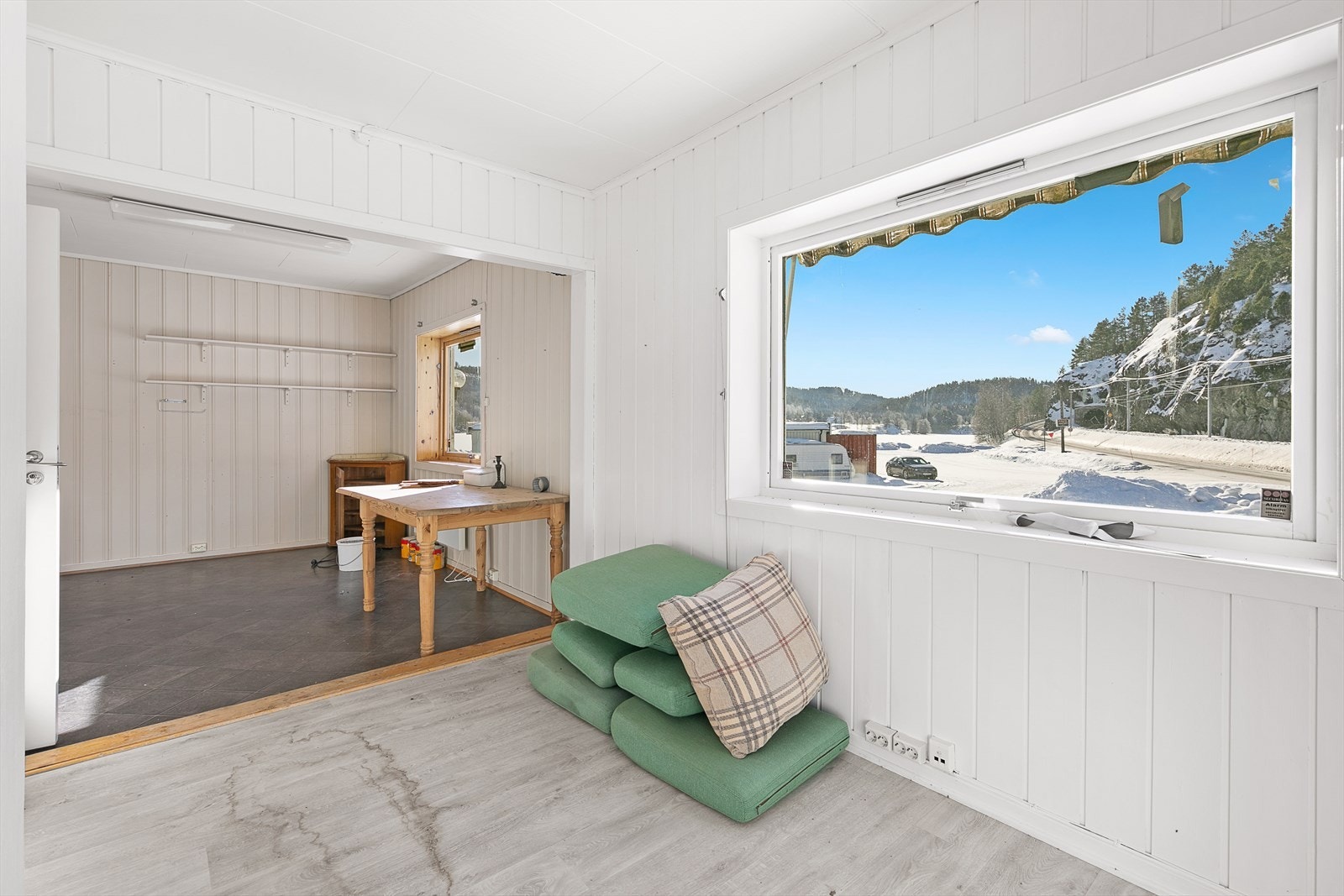 Stue 2 har vinduer som sikrer godt med lys. Det er utsikt utover Neslandstunet Galleribilde