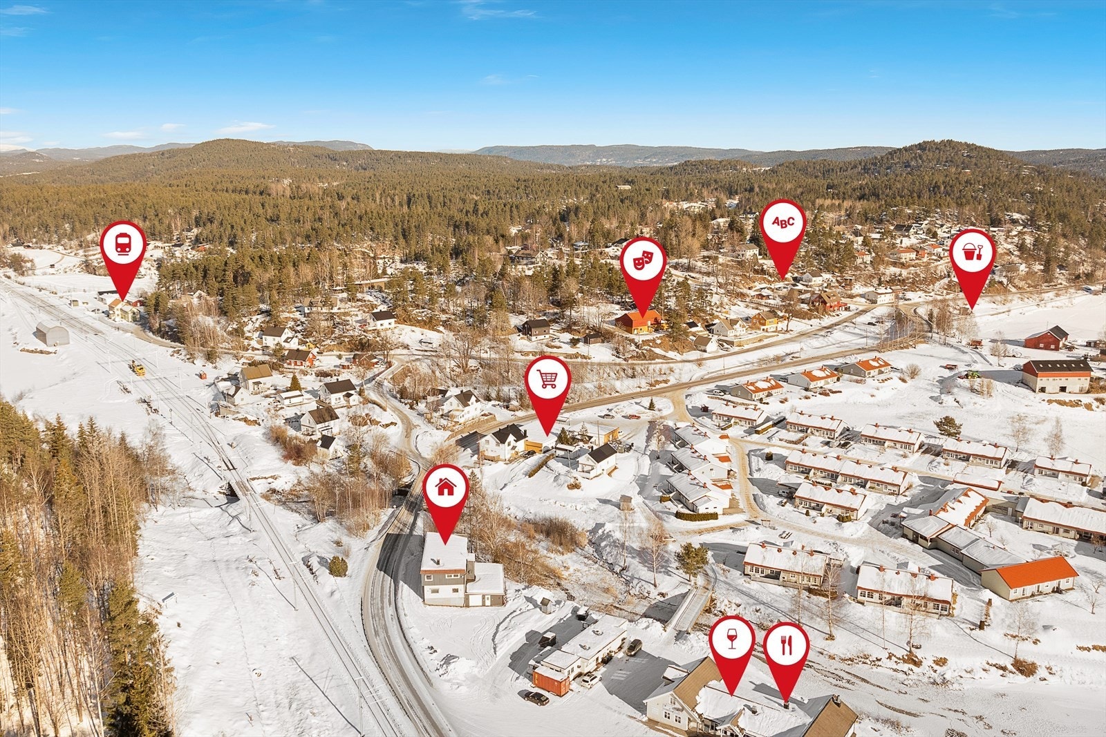 Gangavstand til bland annet togstasjon, skole, barnehage, butikk, kro og badeplasser. Galleribilde