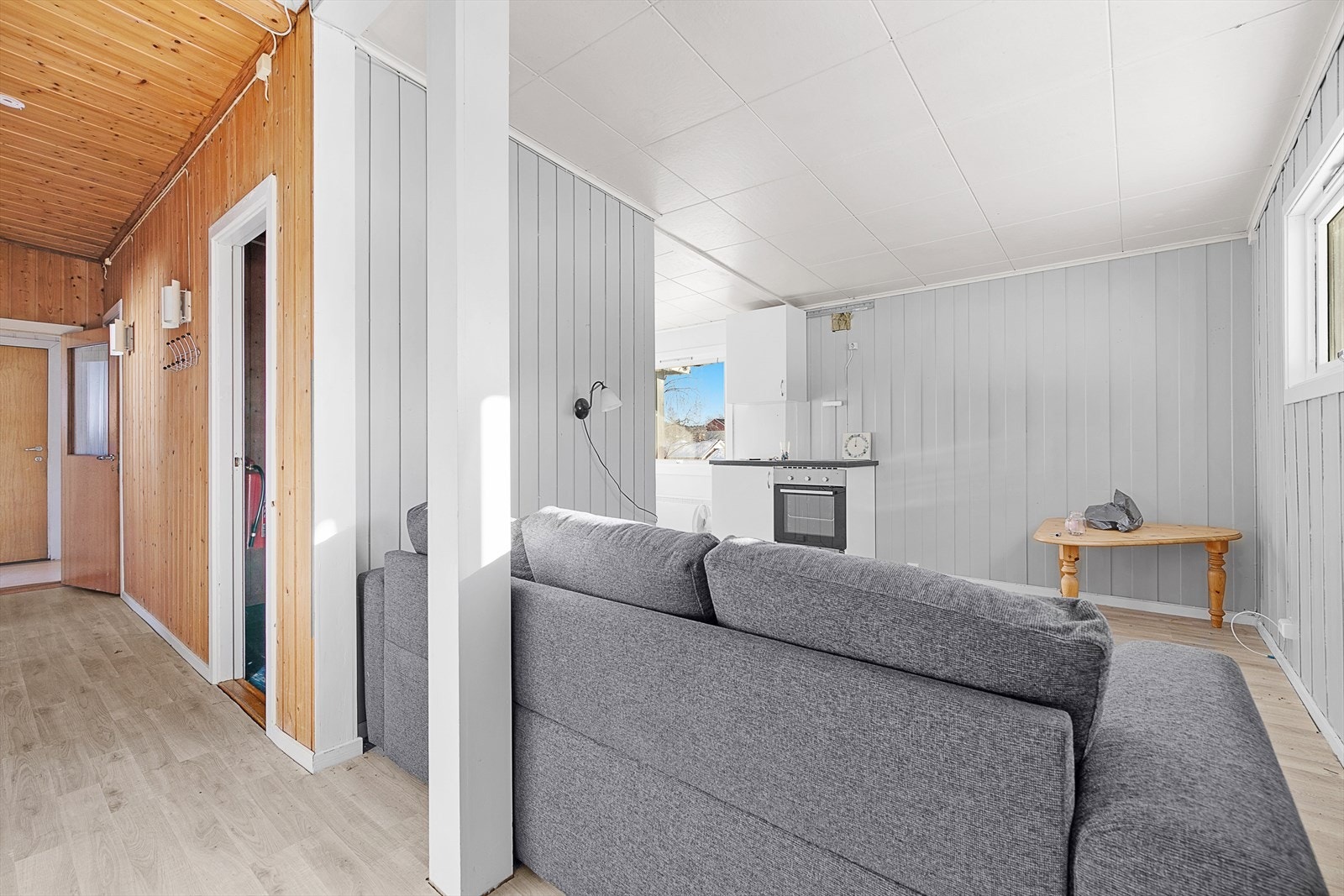 Lys og moderne delvis åpen stue og kjøkkenløsning Galleribilde