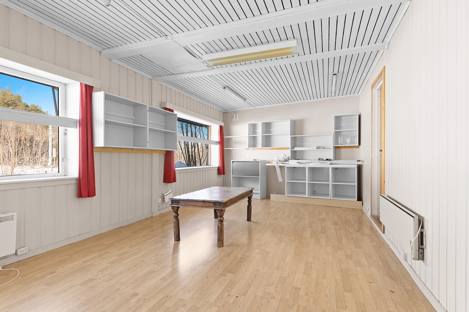 Lyst og romslig kontorlokale med entre fra inngangspartiet Galleribilde