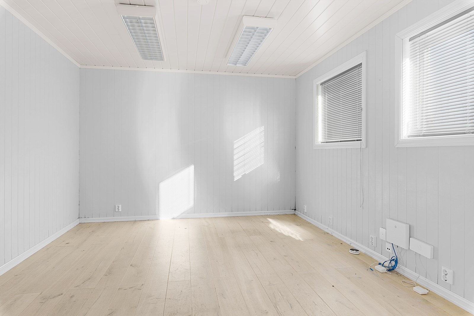 Gangen i garasjen fører deg inn i et lyst kontorlokale Galleribilde