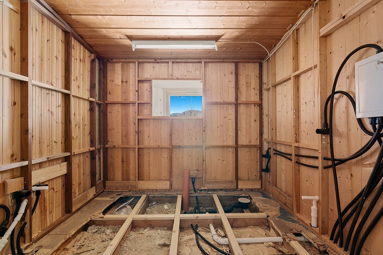 Bad 2, her er det ribbet og lagt klart vannrør for nytt bad. Galleribilde