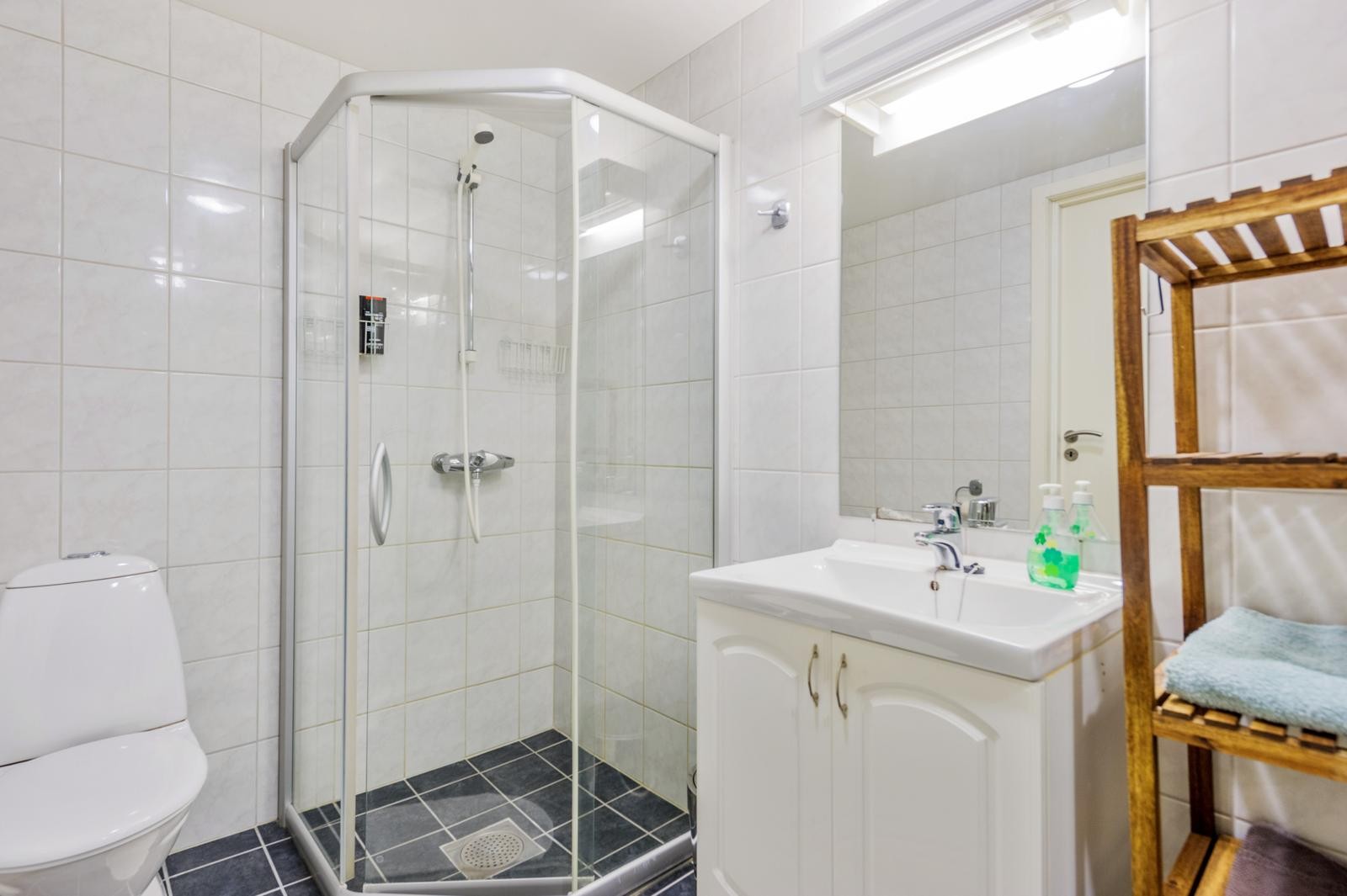 Badet er flislagt og har varme i gulv - Vaskemaskin følger med Galleribilde