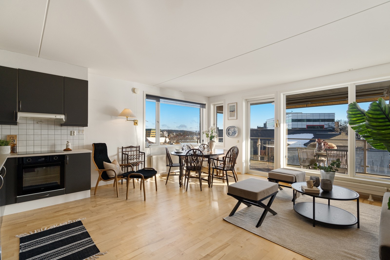 Lys og fin stue med utgang til stor balkong Galleribilde