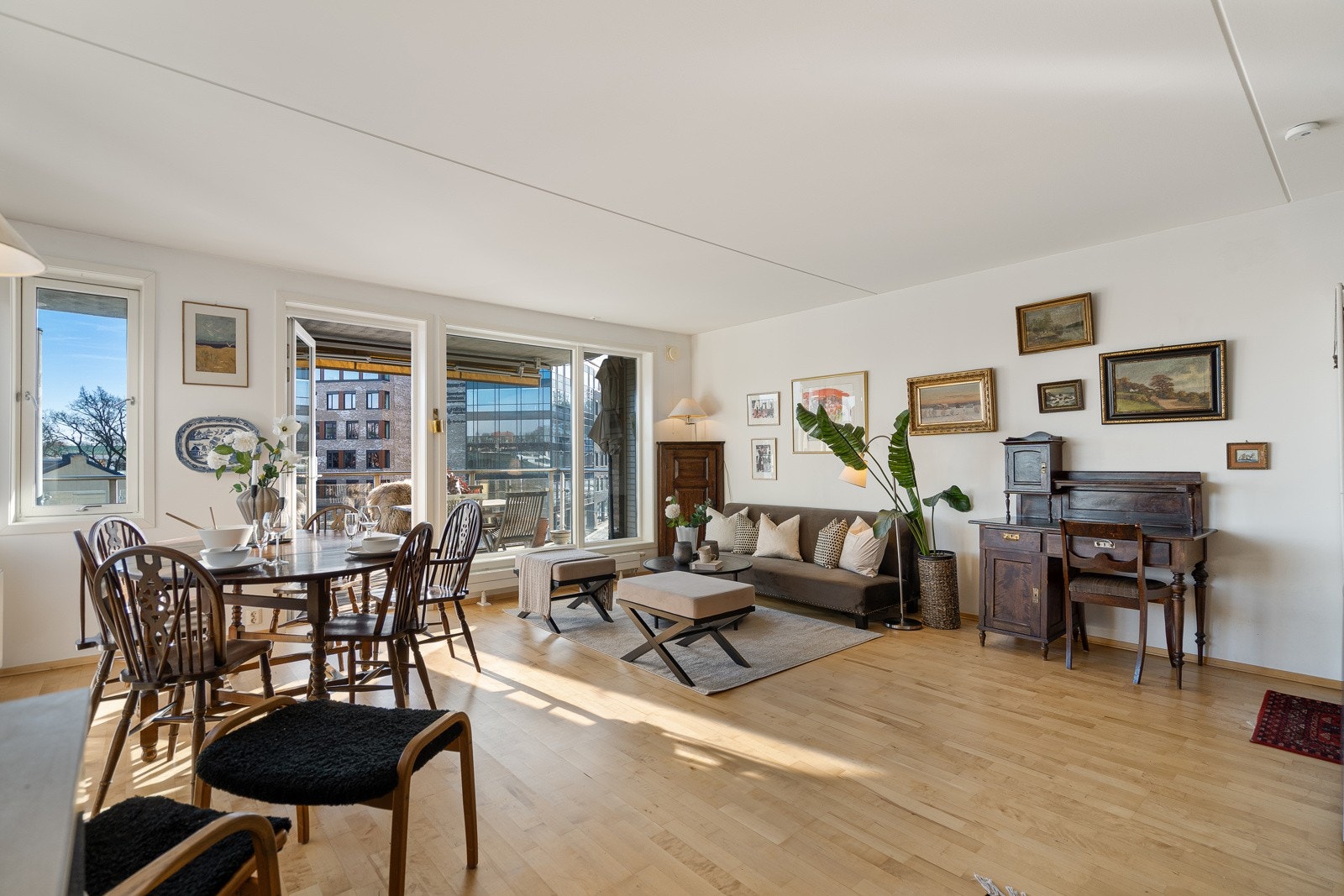 Store og fine vinduer i stuen som bidrar til at det slippes inn rikelig med lys Galleribilde