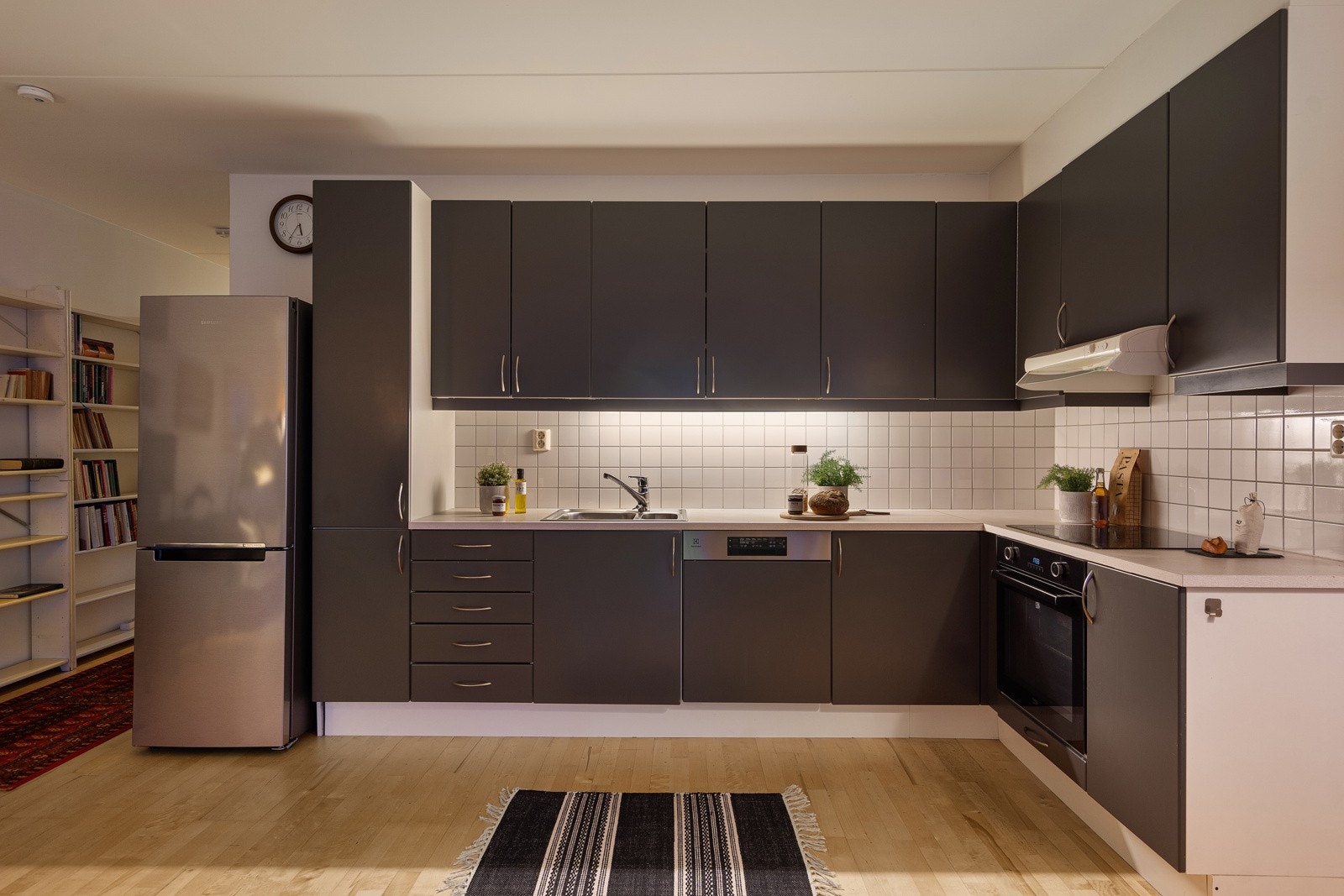 Moderne kjøkkeninnredning med slette fronter, i grå utførelse Galleribilde