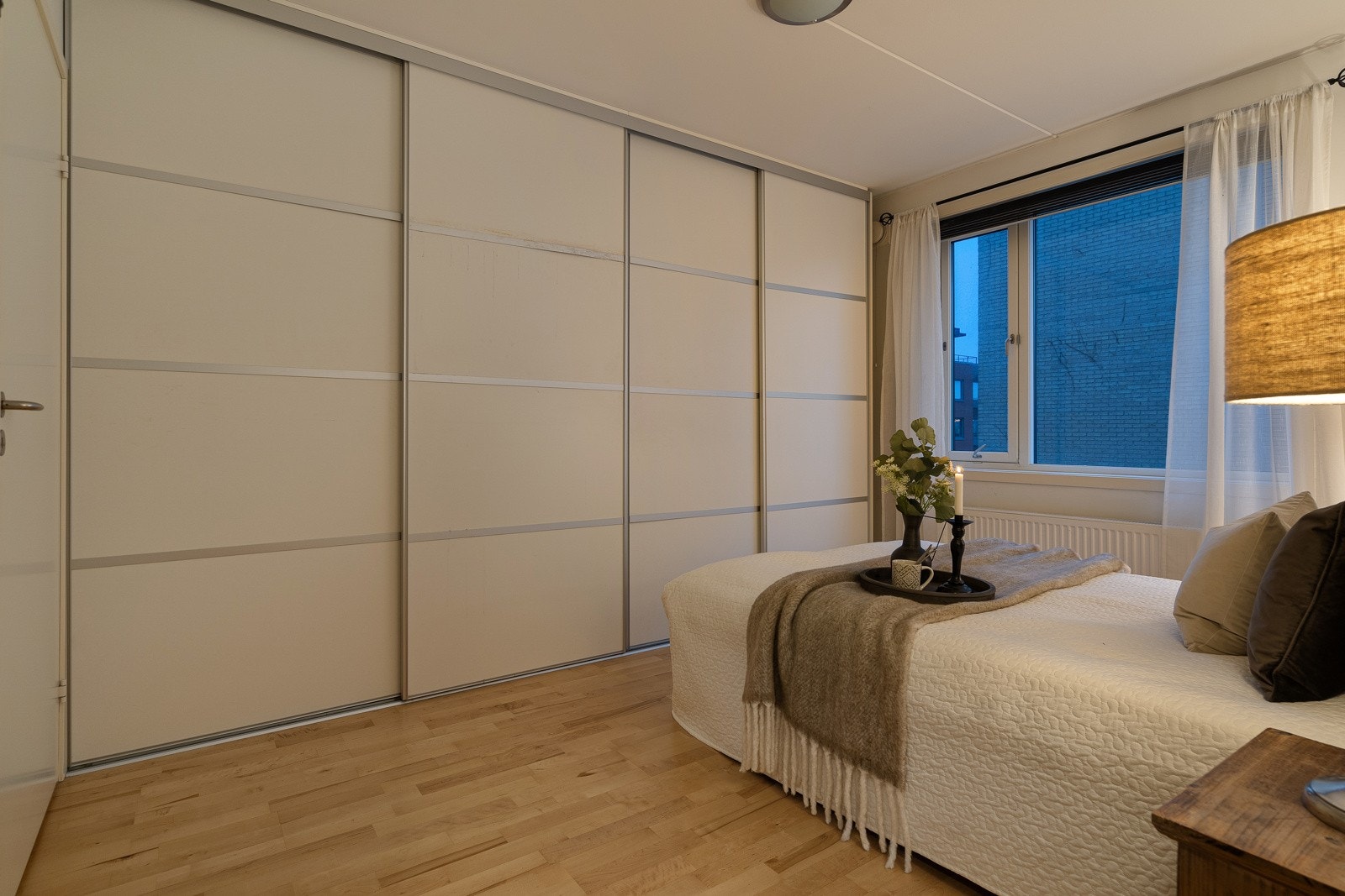 Romslig soverom med stor skyvedørsgarderobe Galleribilde