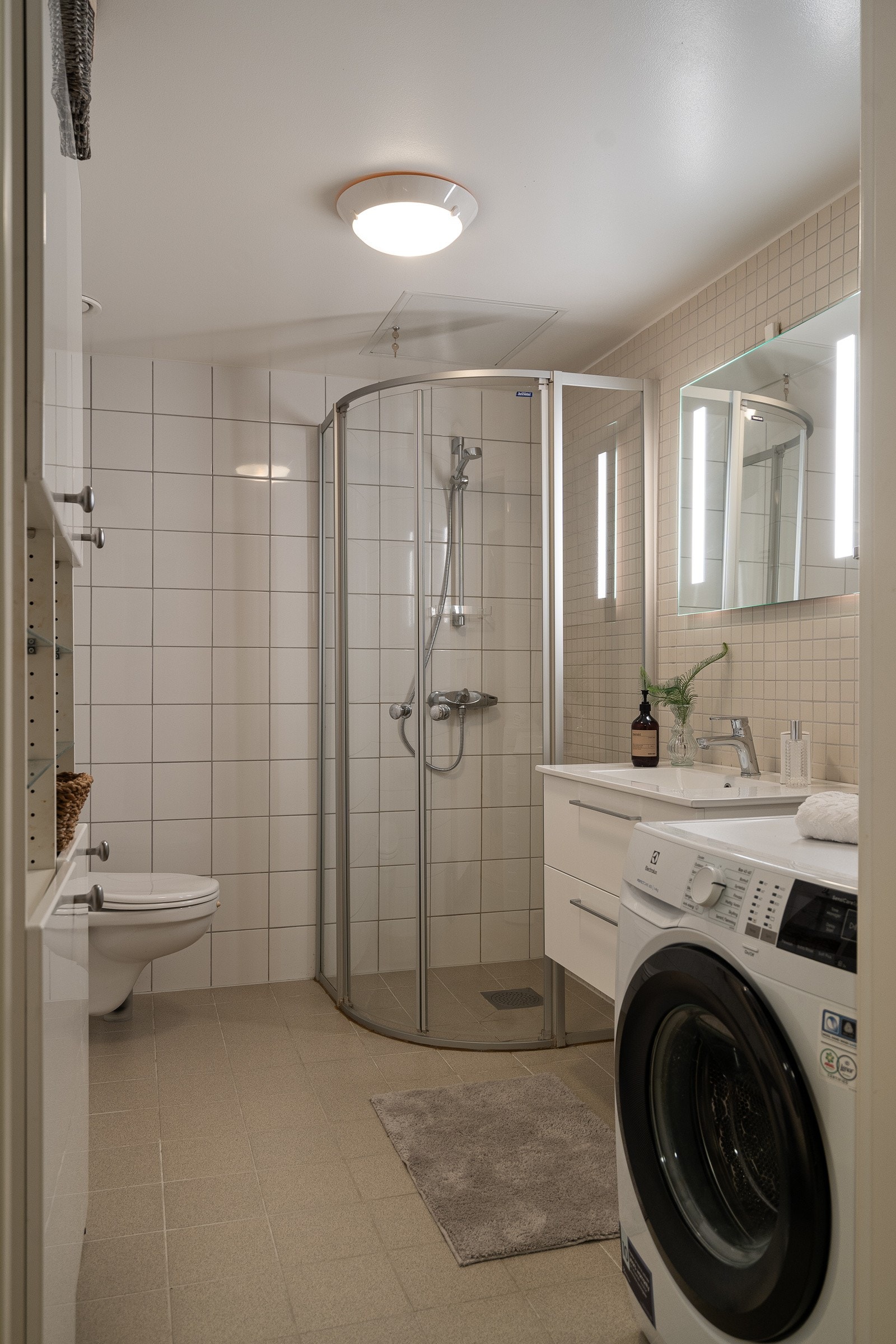 Opplegg for vaskemaskin på badet Galleribilde