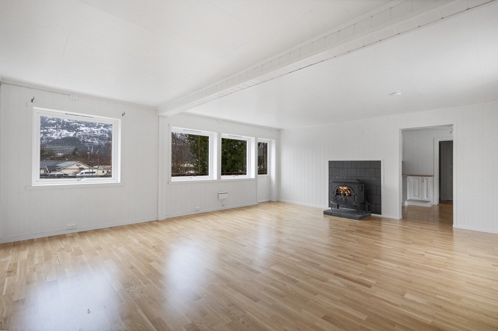 Store vindusflater som gir boligen godt med naturlig lys inn Galleribilde