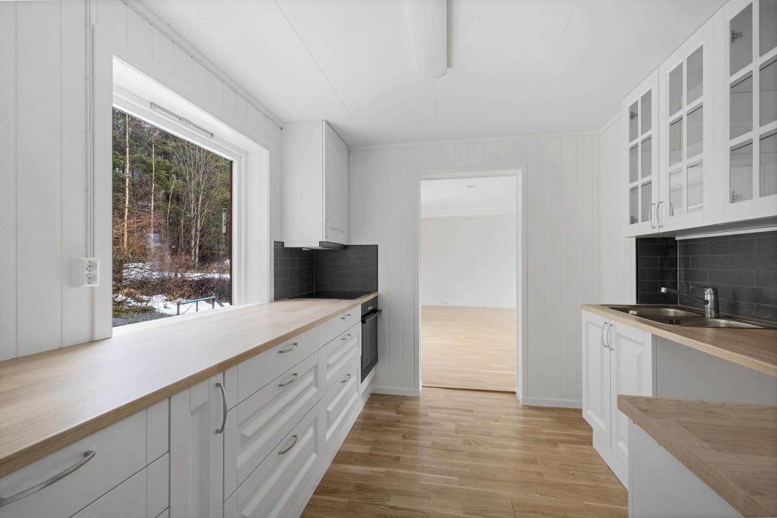 Kjøkkenet har godt med skap- og bekeplass Galleribilde