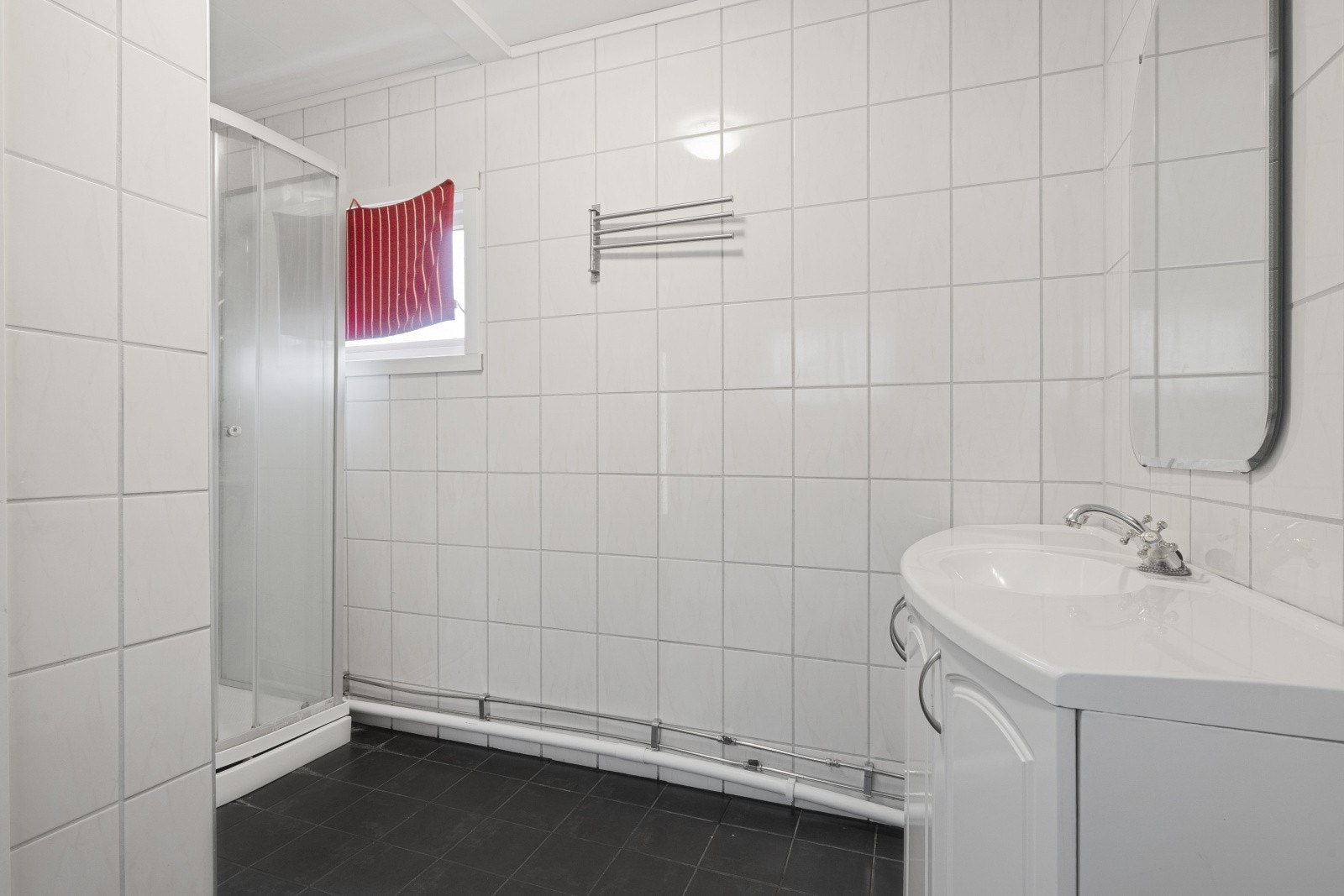 Badet har varme i gulv Galleribilde