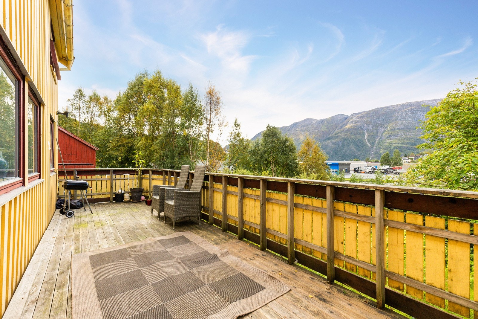 Solrik terrasse med god plass til sittegruppe og grill Galleribilde