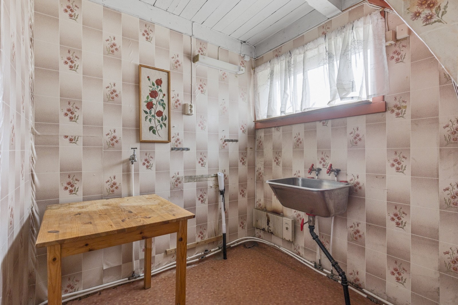 Praktisk vaskerom med opplegg for vaskemaskin og tørketrommel Galleribilde