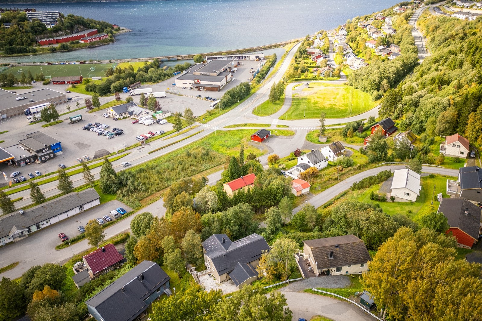 Det er kort avstand til flere dagligvarehandler Galleribilde