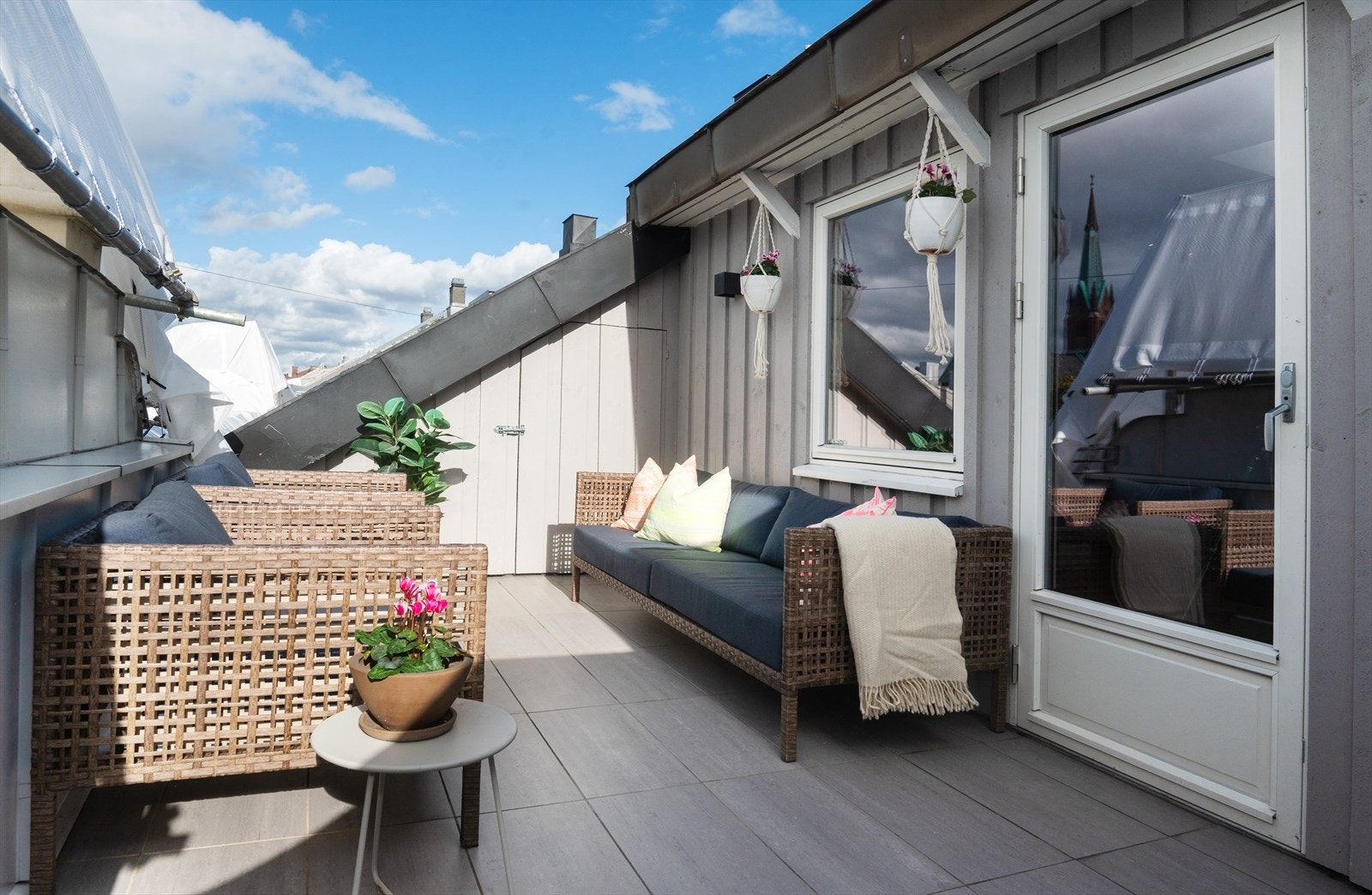 Solrik takterrasse med god plass til utemøblement og grill. Adkomst til svært praktisk utebod. Galleribilde