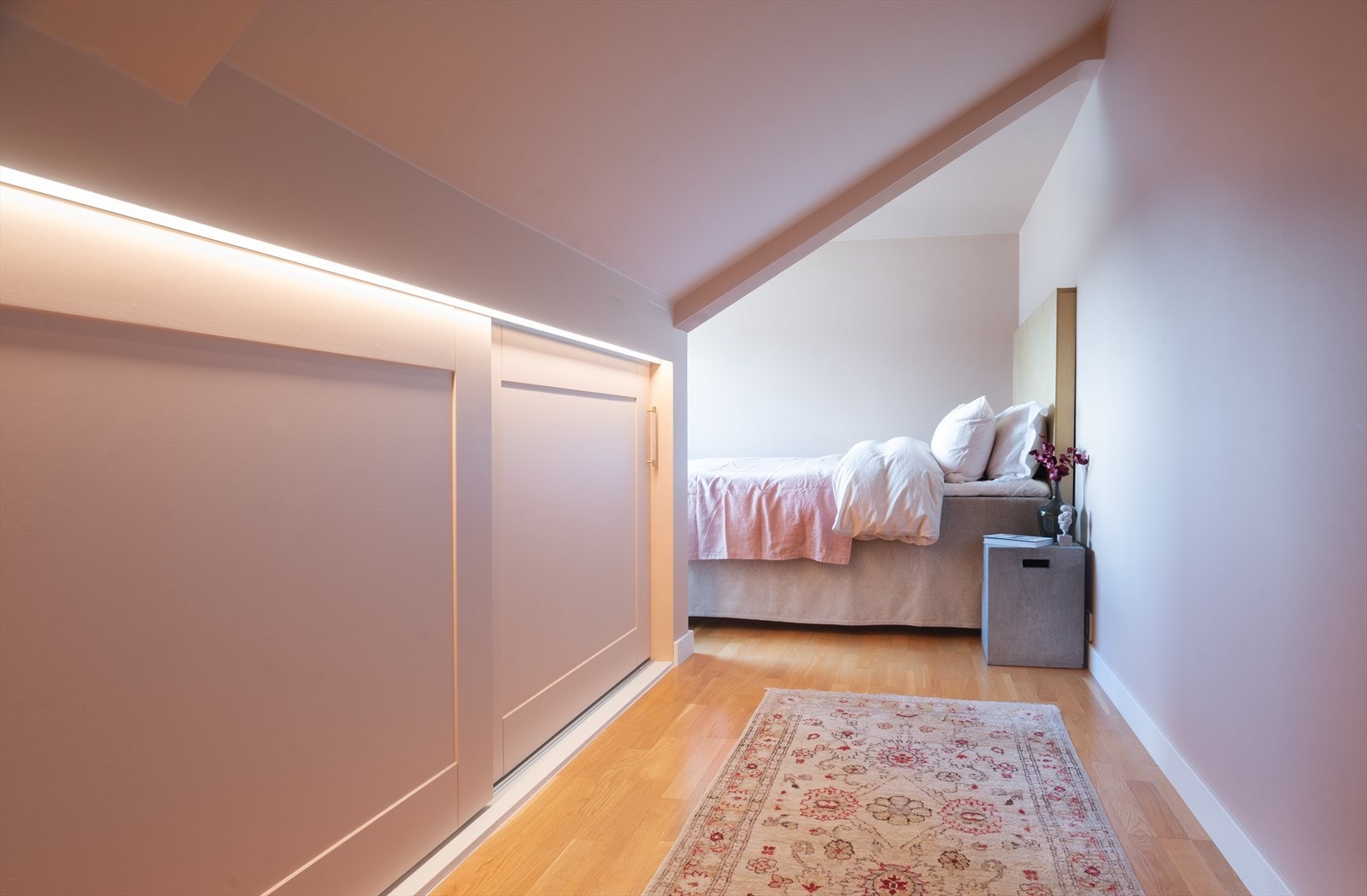 Soverom 2 med god plass til oppbevaring i garderobeskap med skyvedører. Galleribilde
