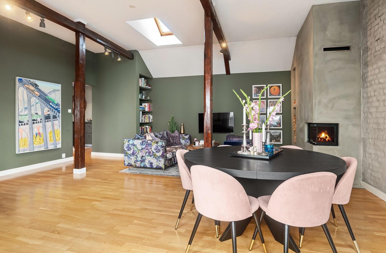 Legg merke til takvinduet som gir fint overlys. Galleribilde