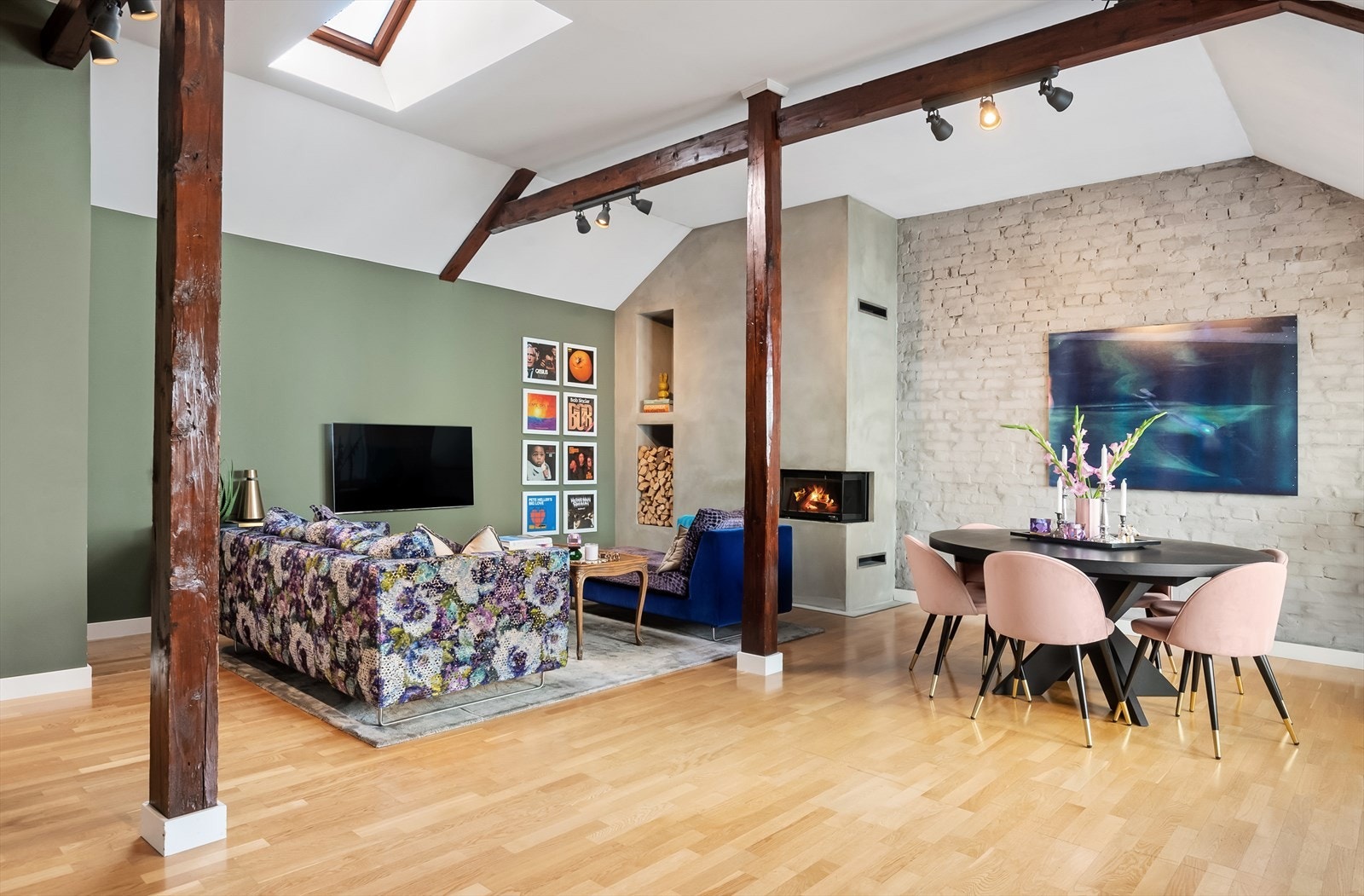 Stor og luftig stue med flere gode møbleringsmuligheter. Galleribilde