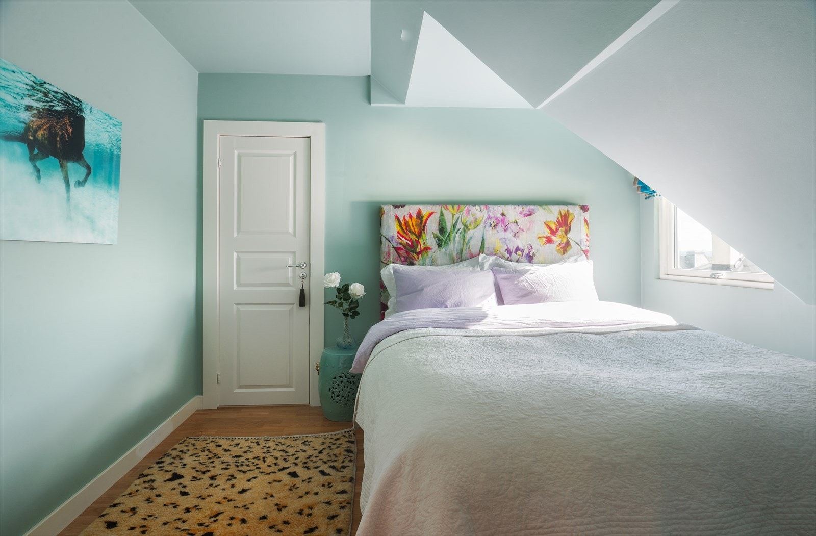 Hovedsoverom med plass til dobbeltseng og tilhørende møblement. Galleribilde