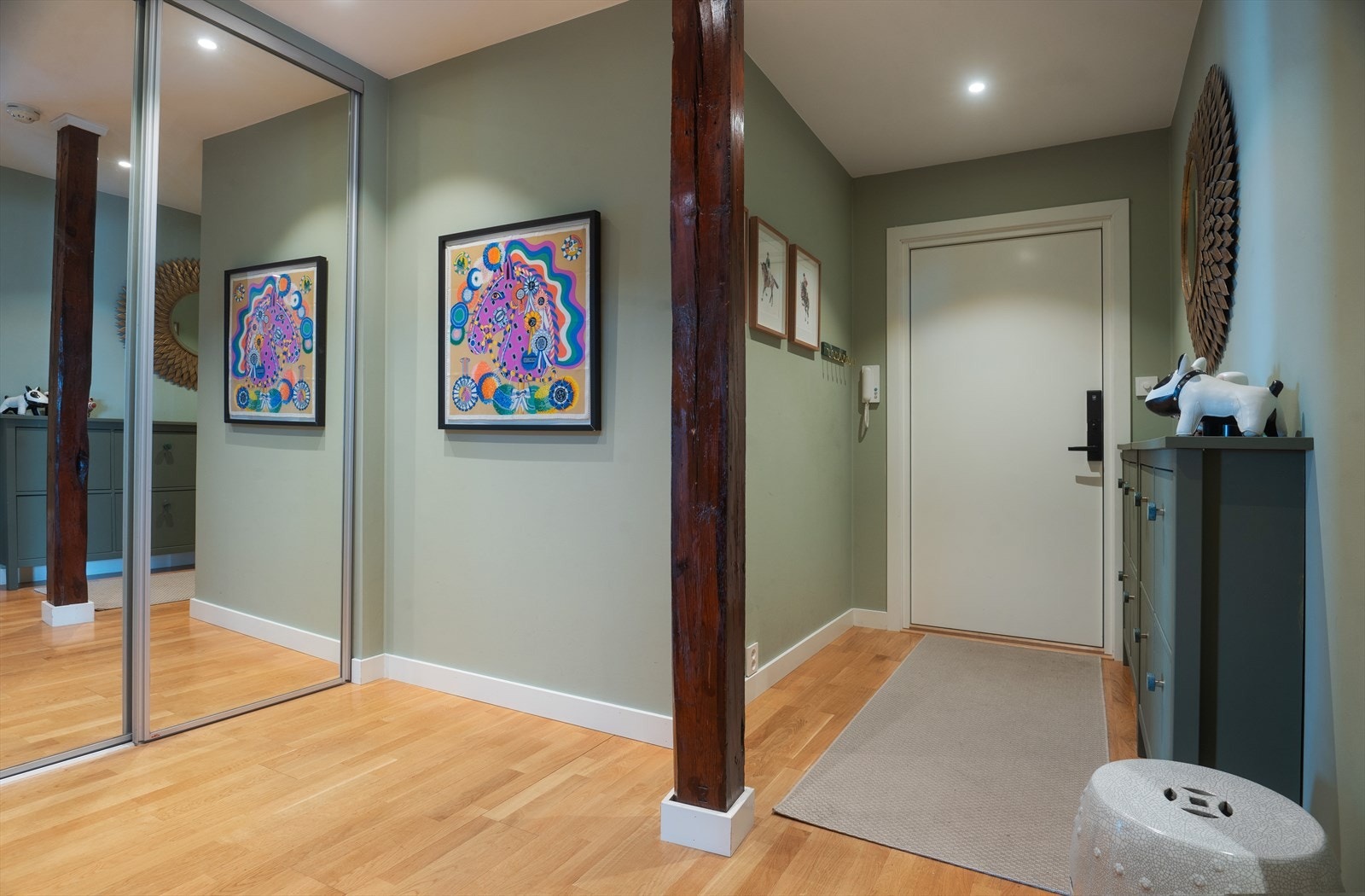 Romslig entré med god plass til oppbevaring i skyvedørsgarderobe med speilfronter. Galleribilde