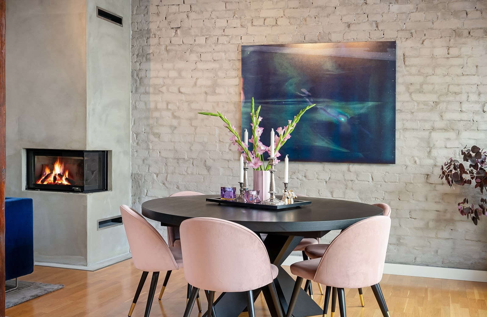 God plass til spisebord av god størrelse. Her kan man dekke opp til store selskap. Galleribilde