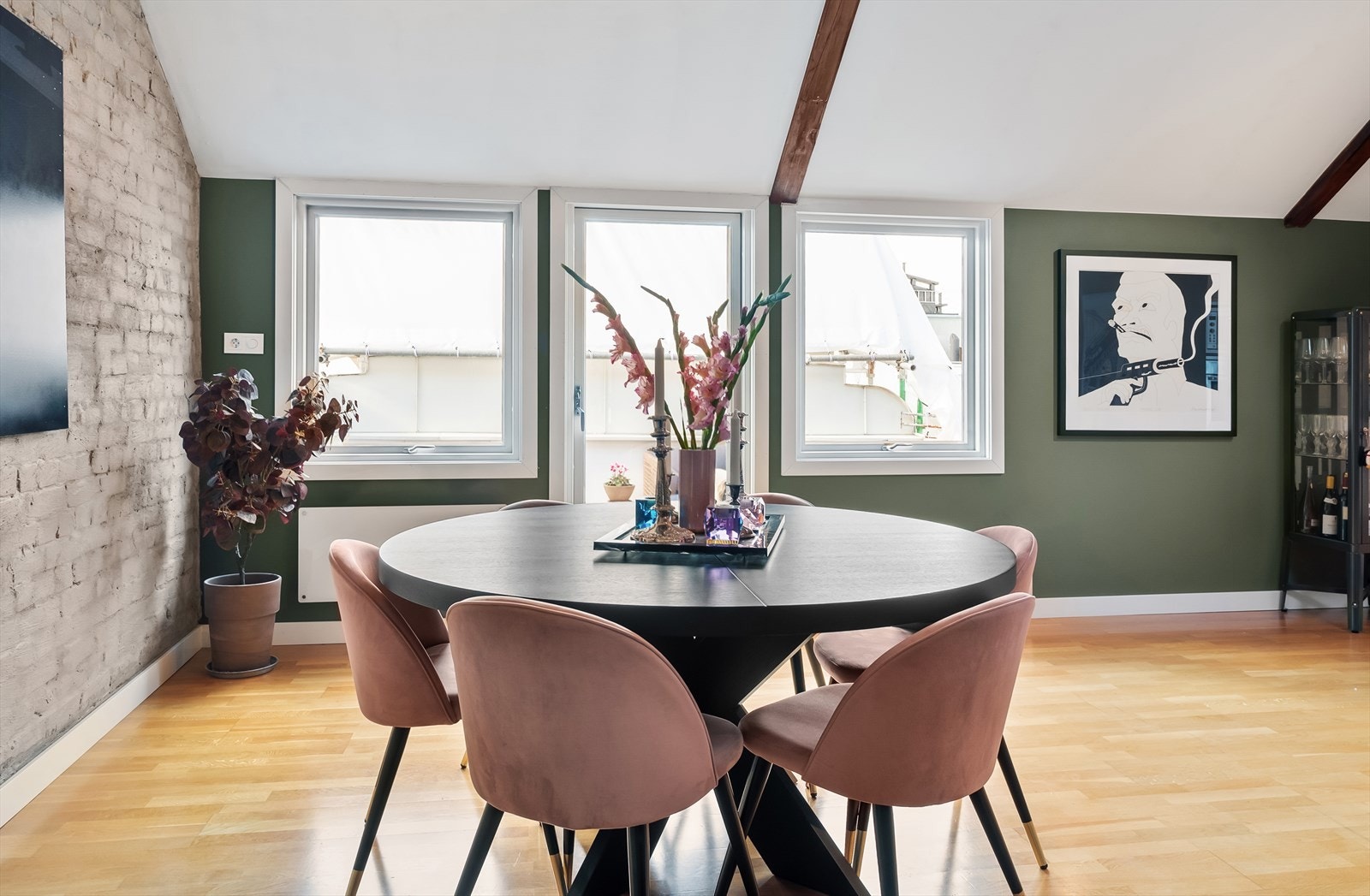 Fra spisebordet har du utsyn ut til takterrassen. Galleribilde