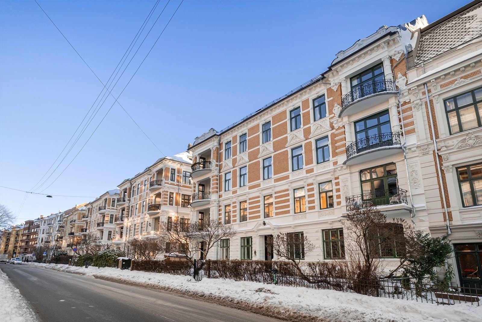 Herskapelig og vakker bygård rett ved Riddervolds plass. Fasaden er nettopp rehabilitert. Galleribilde