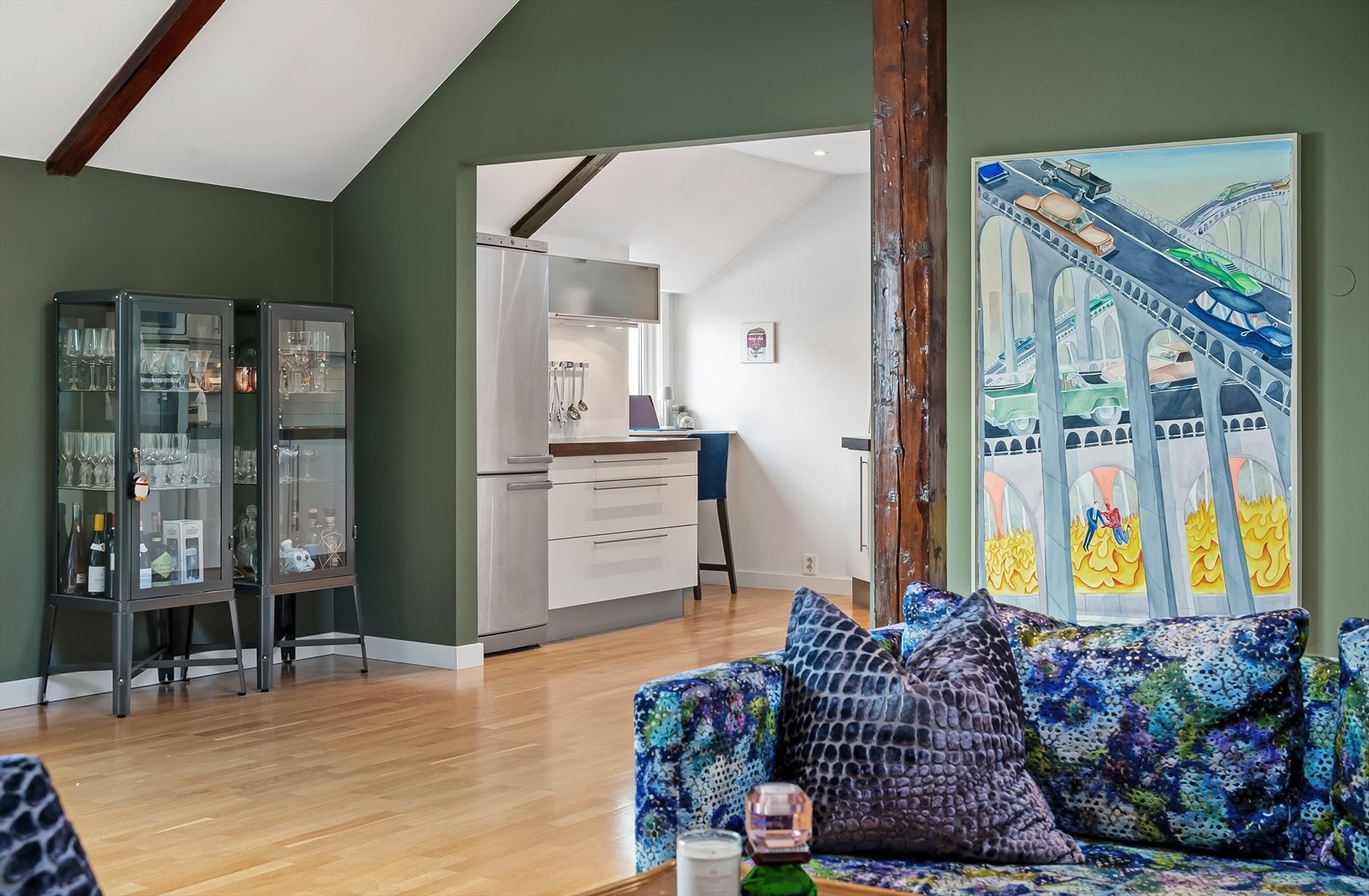 Kjøkkenet ligger praktisk til i en åpen, men skjermet løsning mot stue. Galleribilde