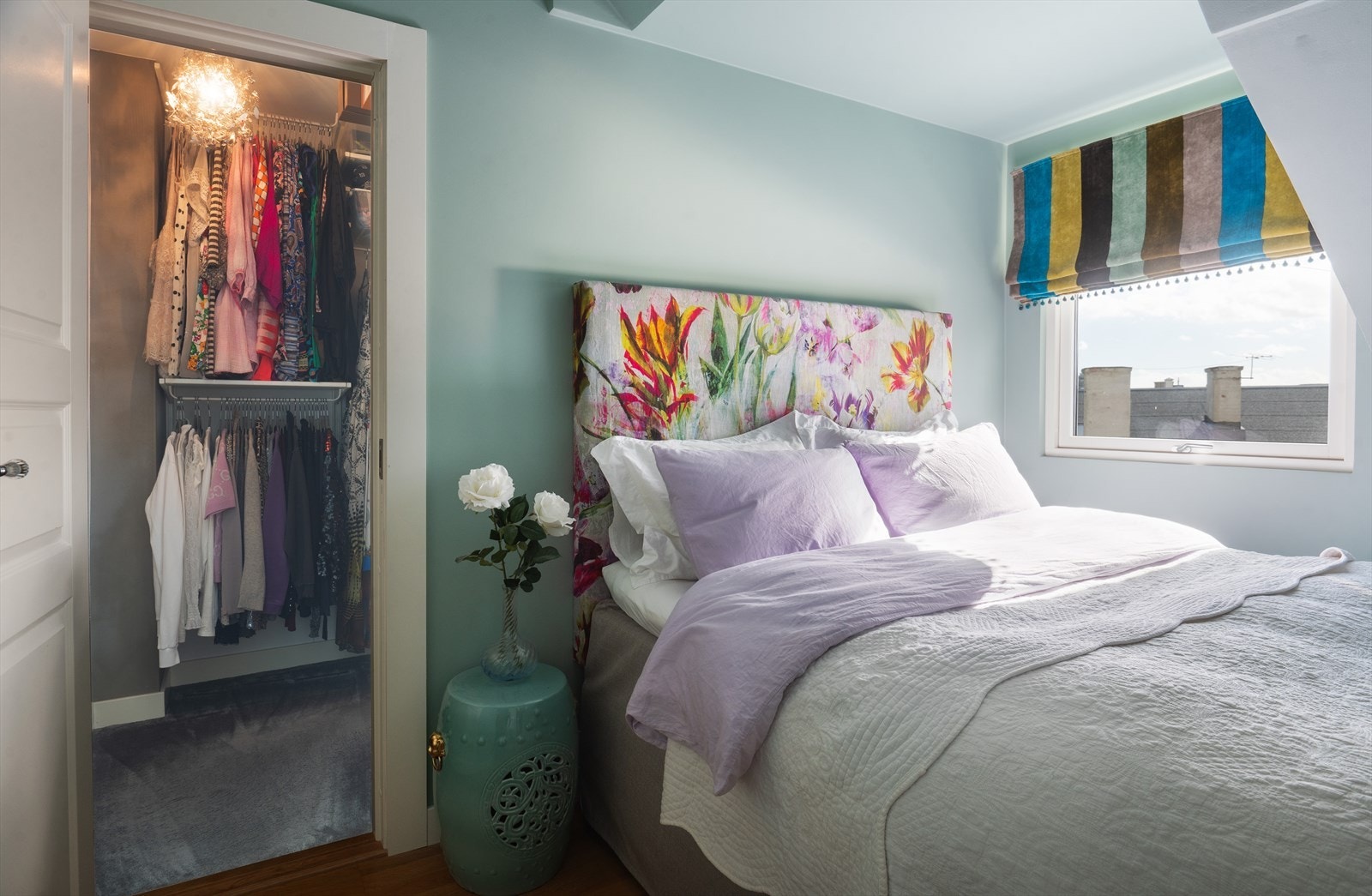 Omkledningsrom i tilknytning til hovedsoverom. Galleribilde