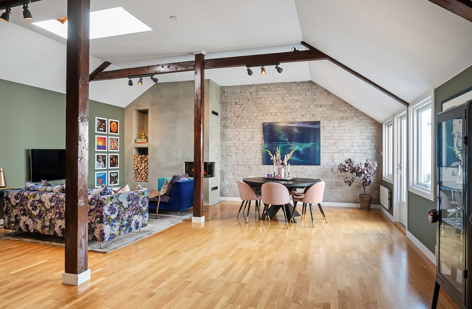 Fantastisk oppholdsrom med svært god takhøyde. Galleribilde