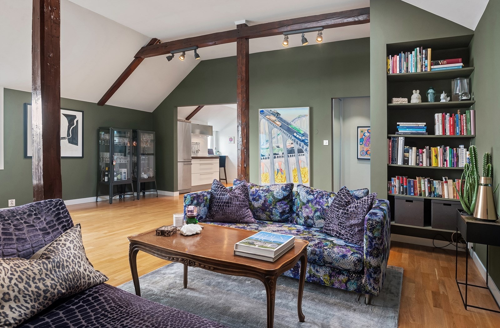 Flotte detaljer som de eksponerte takbjelkene og plassbygget hylleseksjon. Galleribilde