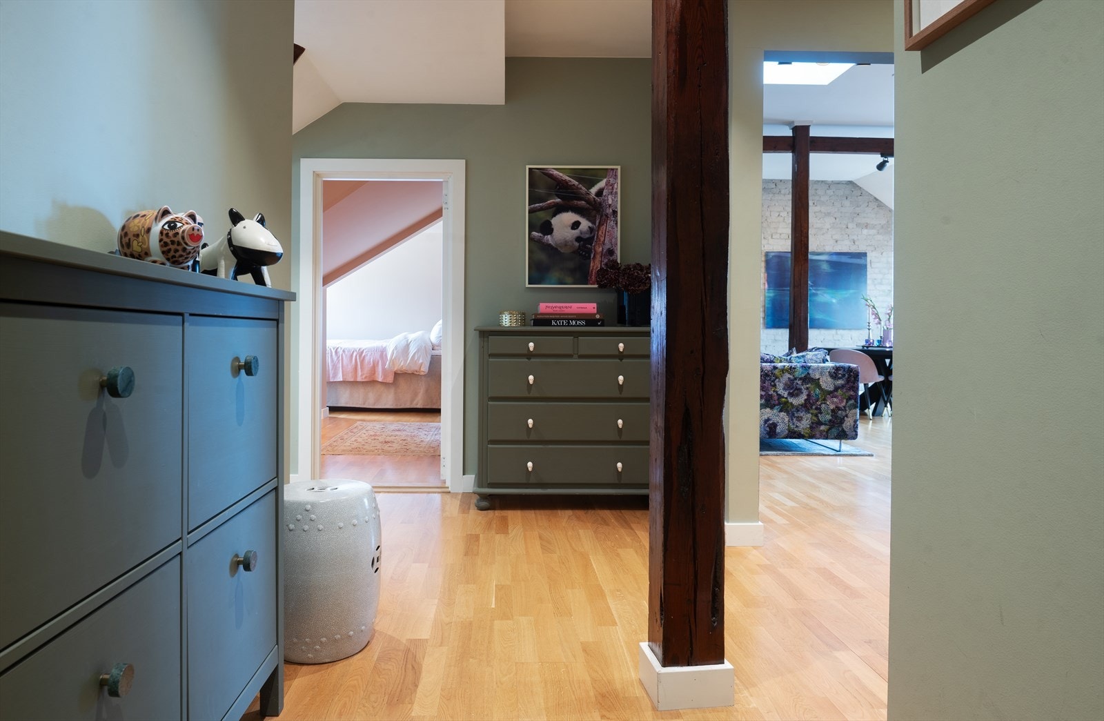 Entré/gang med adkomst til stue, bad og begge soverom. Galleribilde