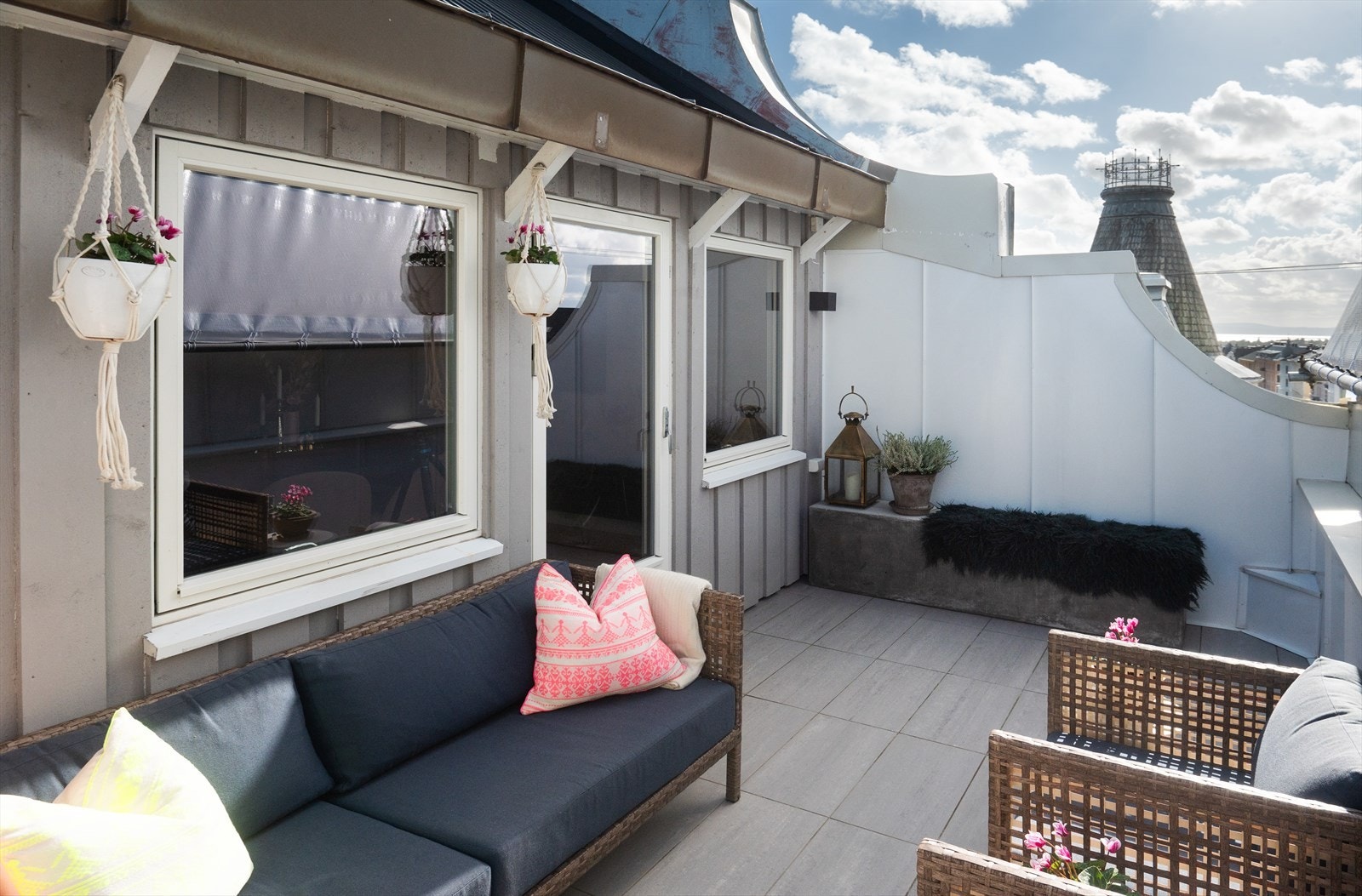Stor og solrik takterrasse på ca. 12 m² med utgang fra stue. Fra takterrassen kan man se Oslofjorden i det fjerne. Galleribilde