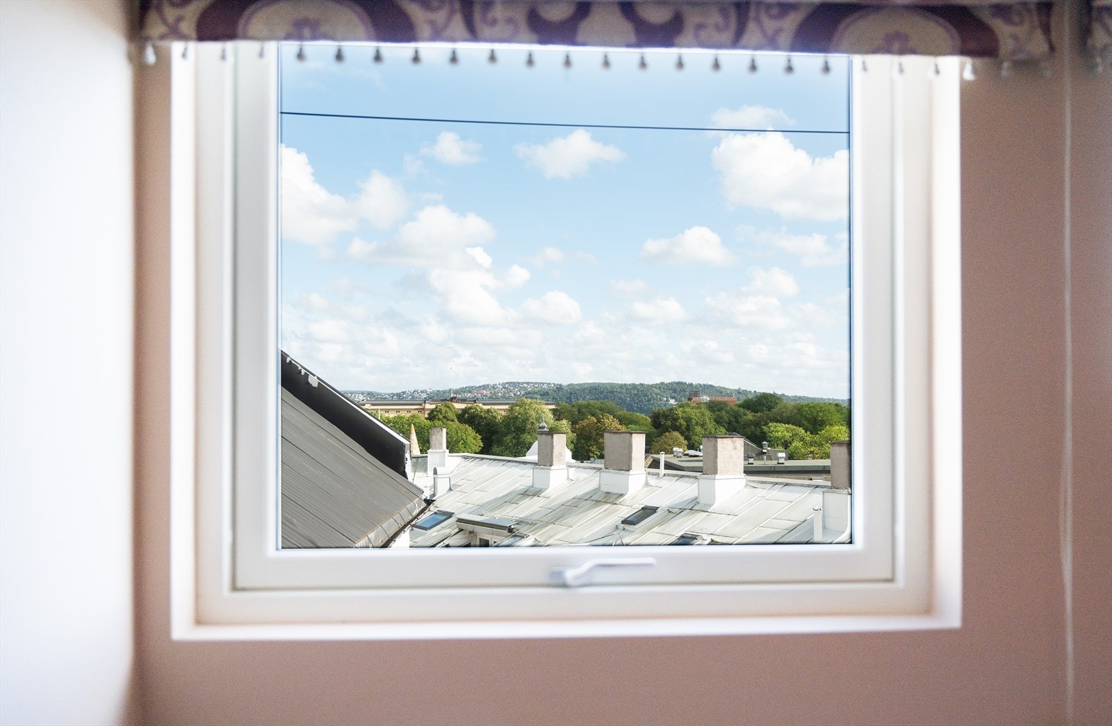 Gode vindusflater slipper inn rikelig med naturlig lys. Galleribilde