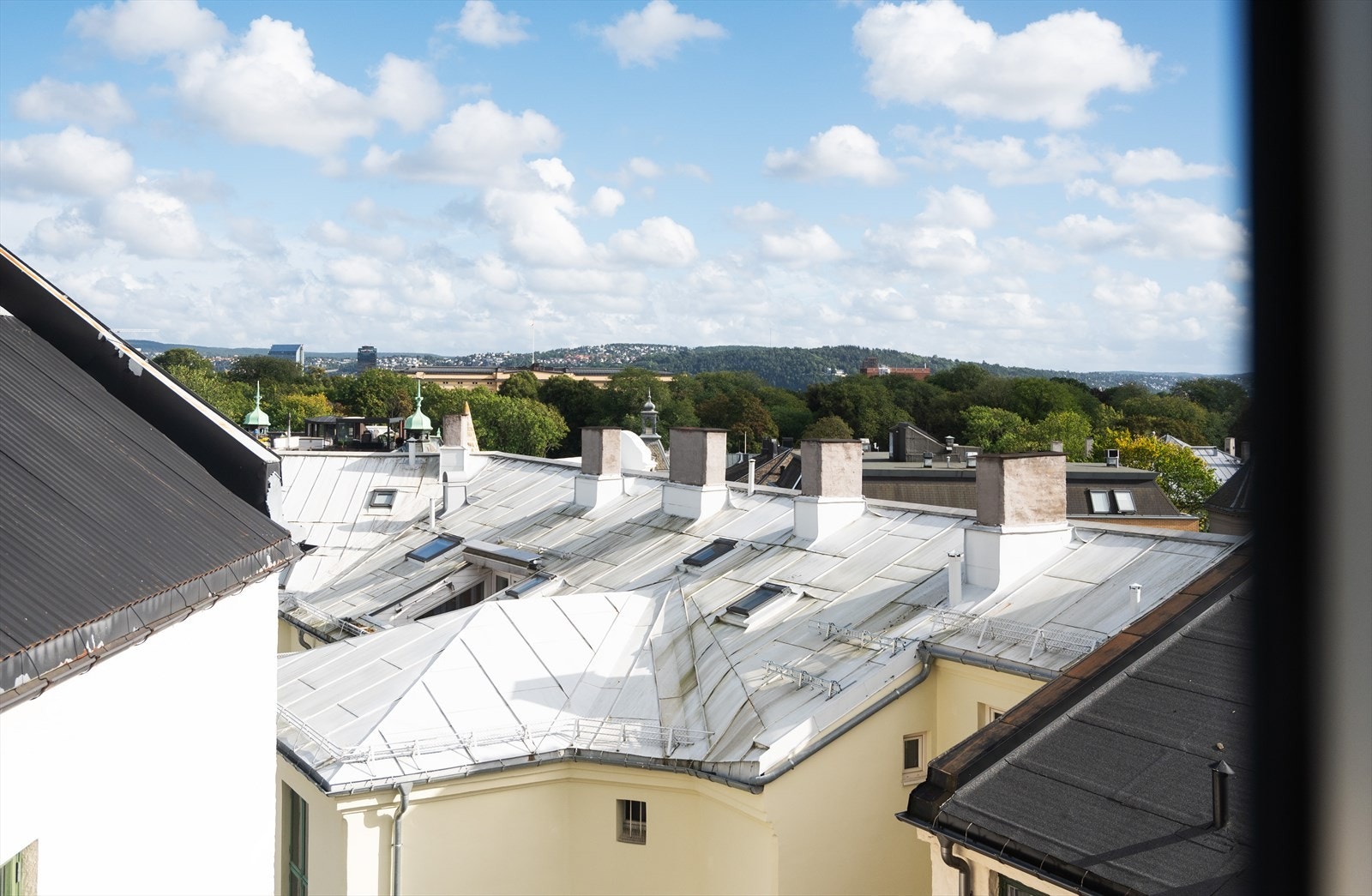Fra soverom 2 har du utsikt til slottet og Slottsparken. Galleribilde