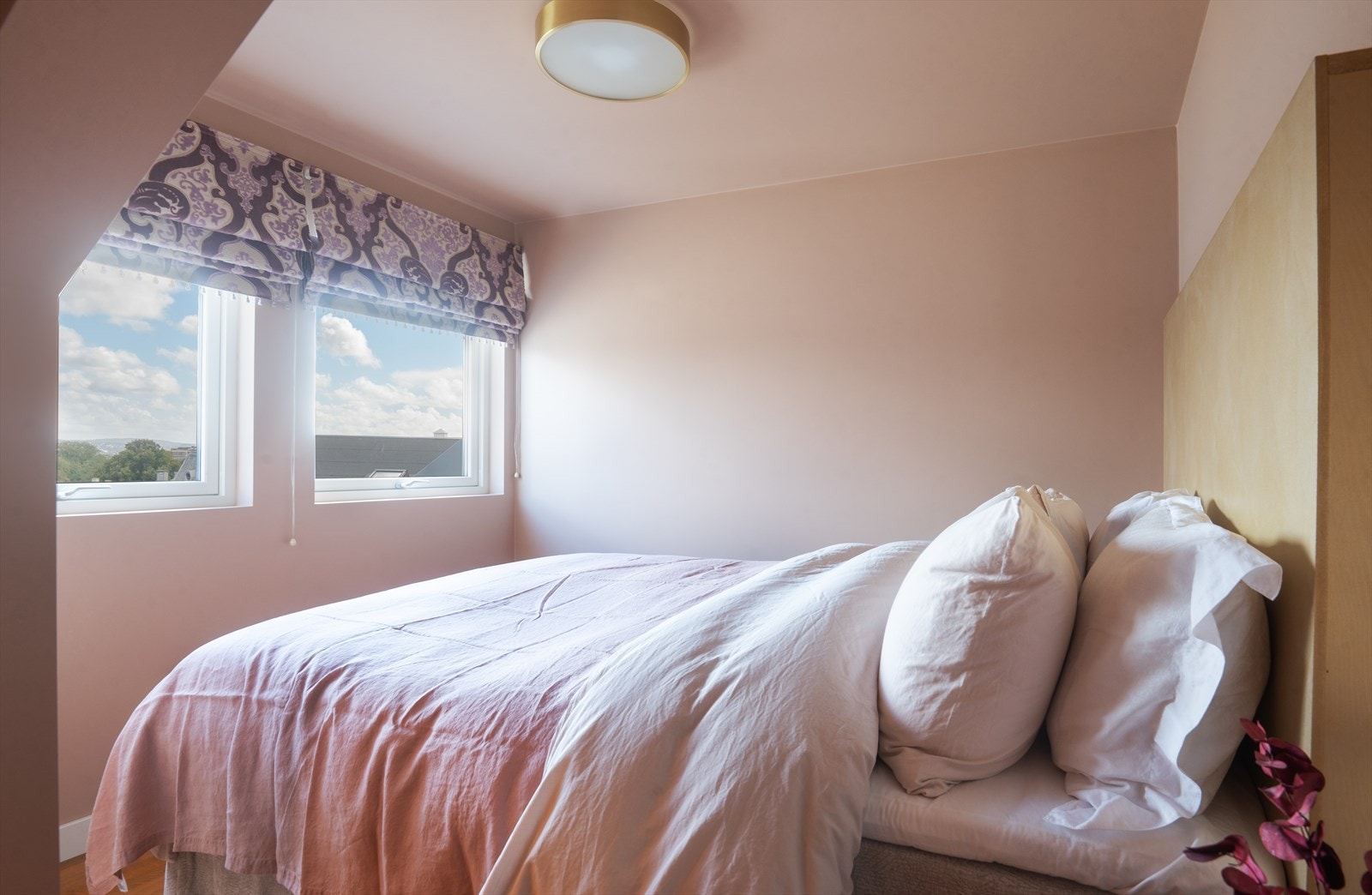 Plass til dobbeltseng med tilhørende møblement. Galleribilde