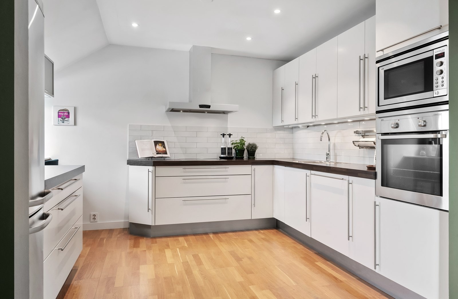 Integrert i kjøkkenet er platetopp, stekeovn, micro og oppvaskmaskin. Galleribilde