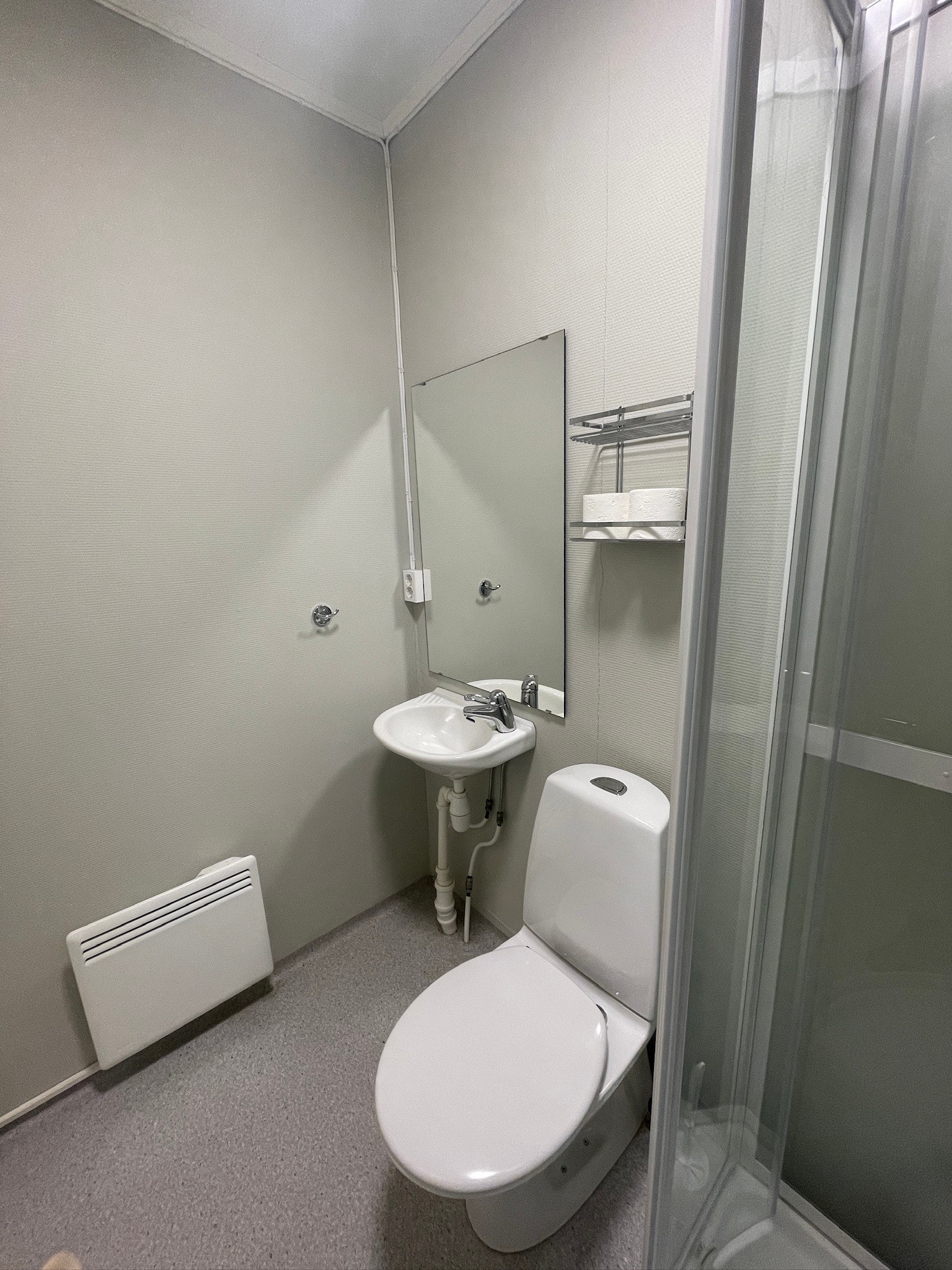 Bad med toalett og dusjkabinett Galleribilde