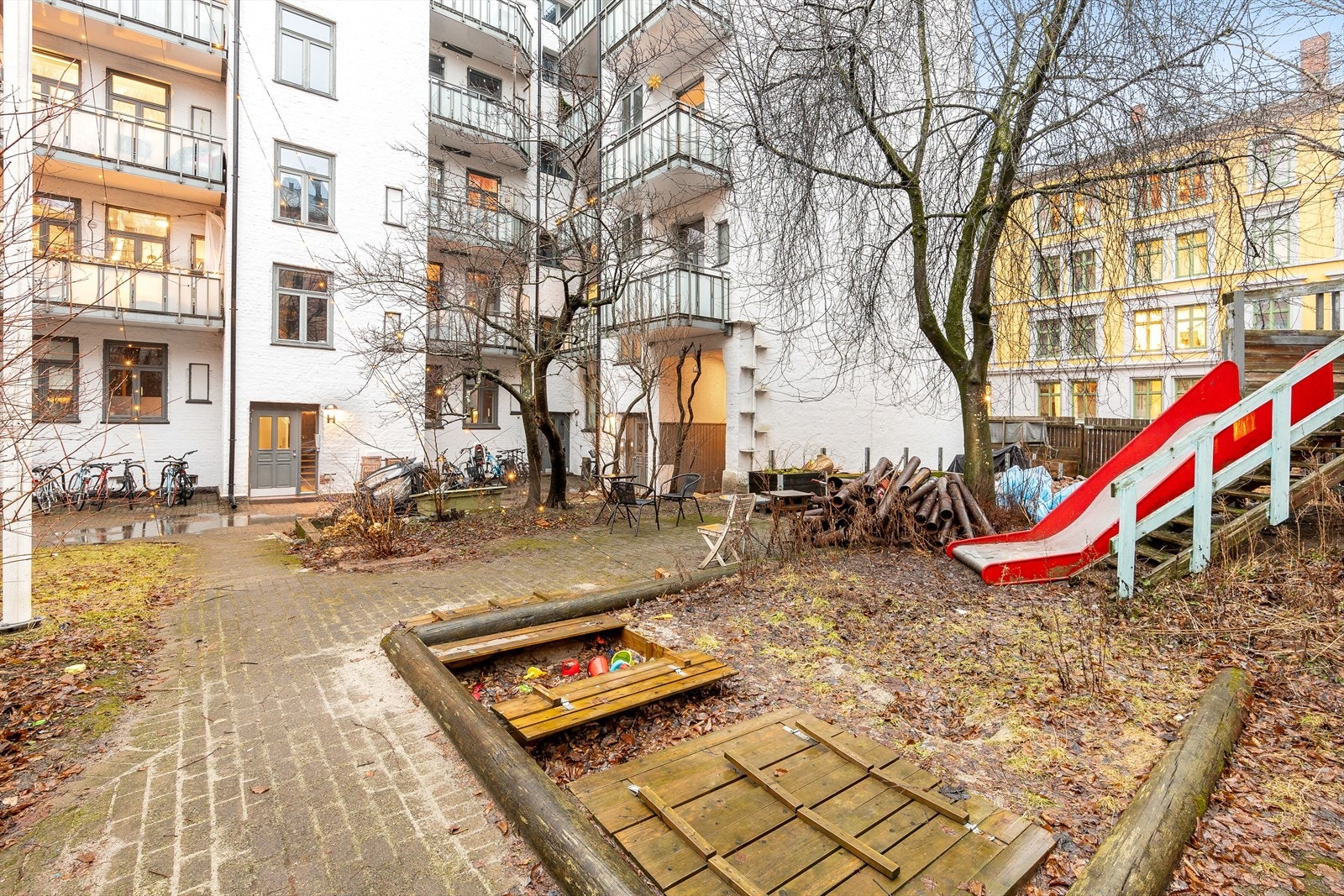 Bakgården har gressbelagte områder, lekeapparater for barn og felles grill. Galleribilde