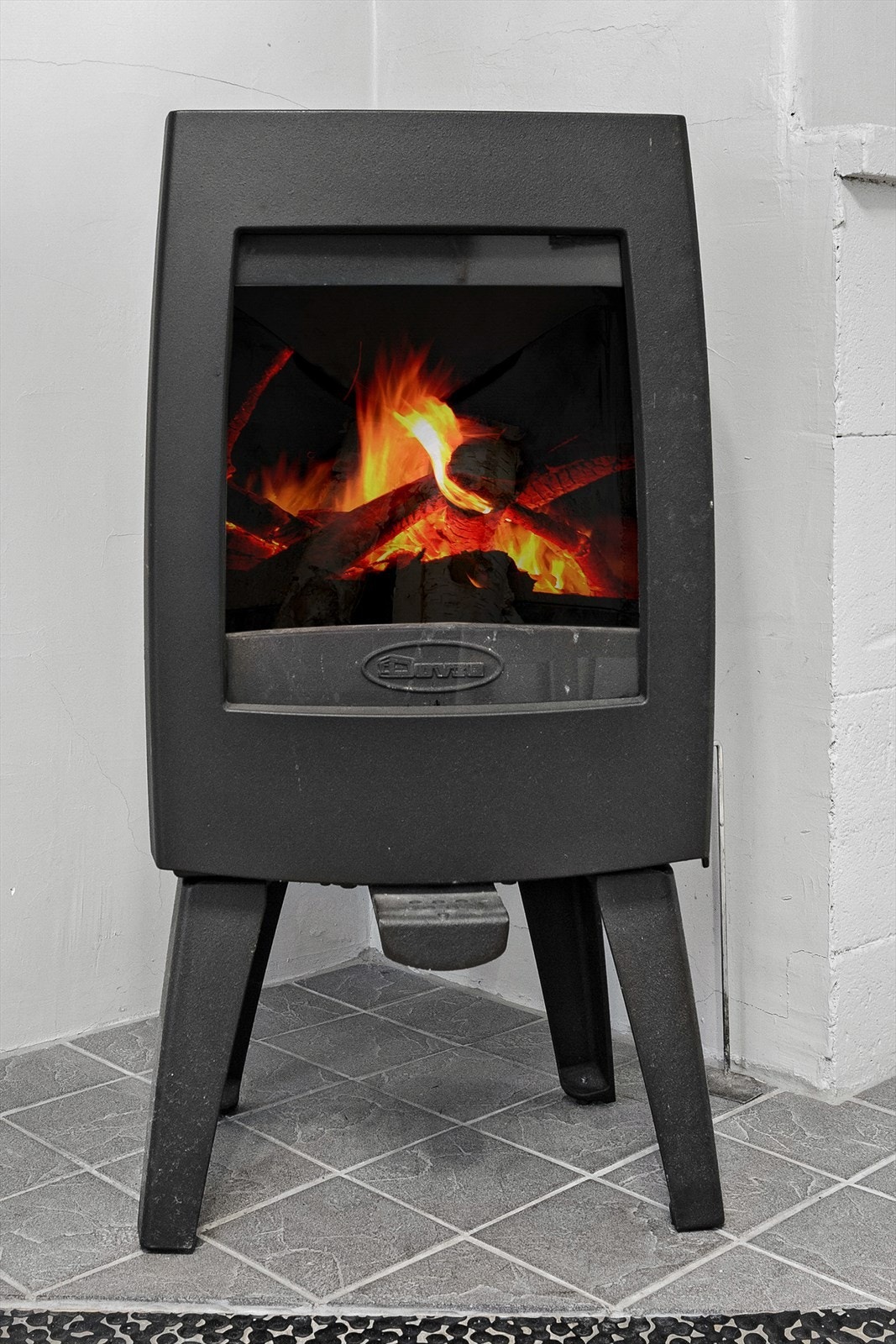 Tidligere eier monterte ny Dovre peisovn i 2018 som varmer godt på kjølige dager. Galleribilde