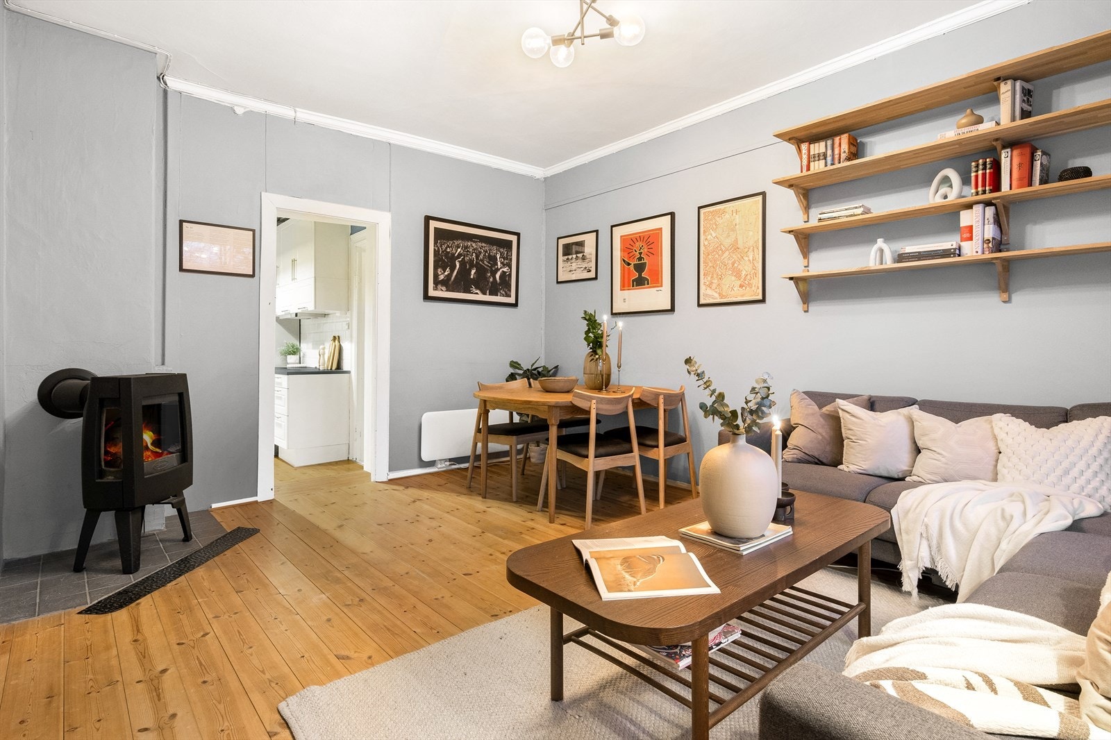 Stuen har plass til både sofakrok, TV-møblement og spisestue. Galleribilde