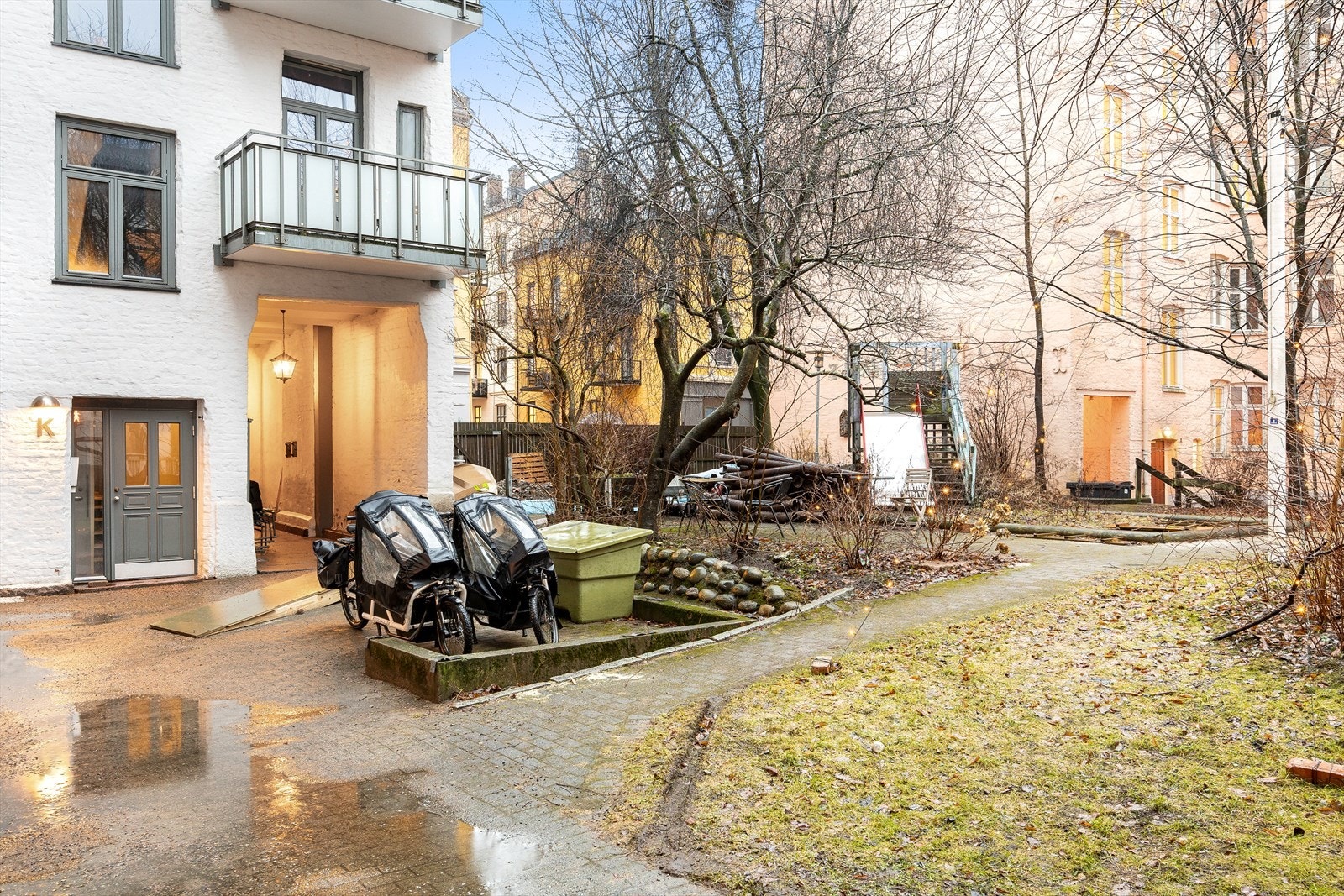 Bakgården har gressbelagte områder, lekeapparater for barn og felles grill. Galleribilde