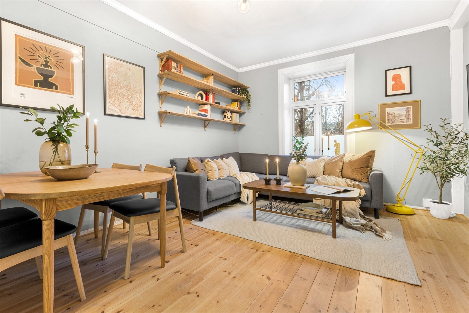 Dette er en lys og gjennomgående 3-roms leilighet i opphøyd 1. etasje i klassisk bygård fra 1896. Galleribilde