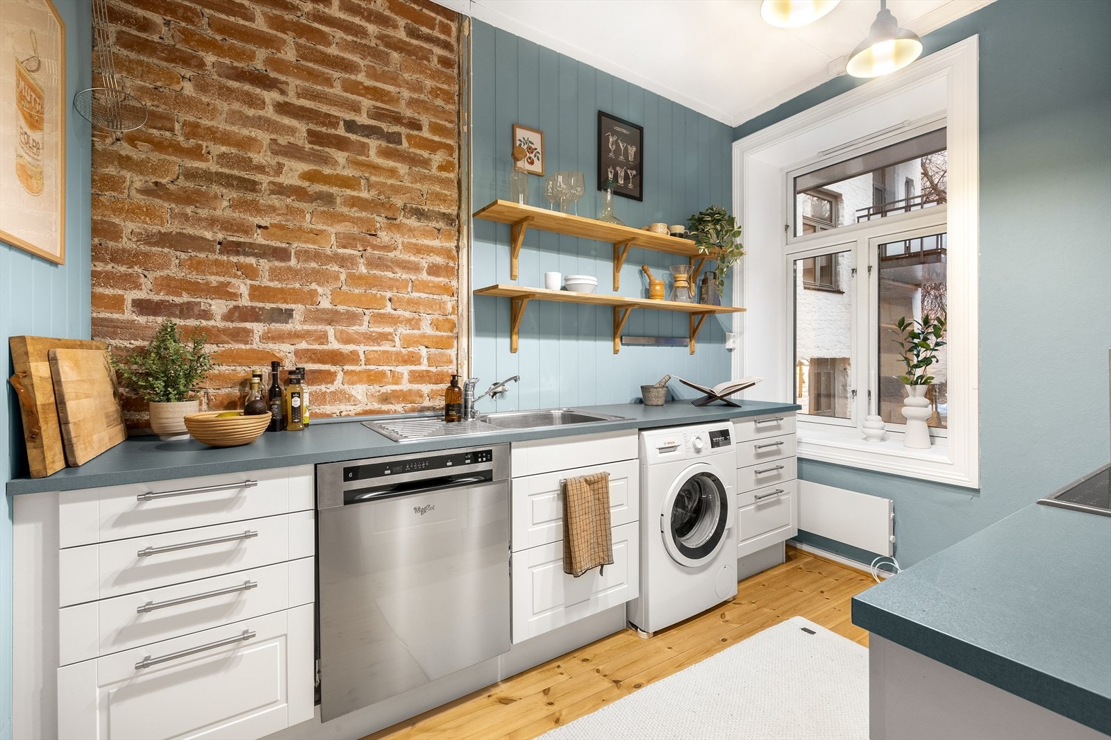 Teglsteinsveggen setter et koselig preg på rommet. Galleribilde